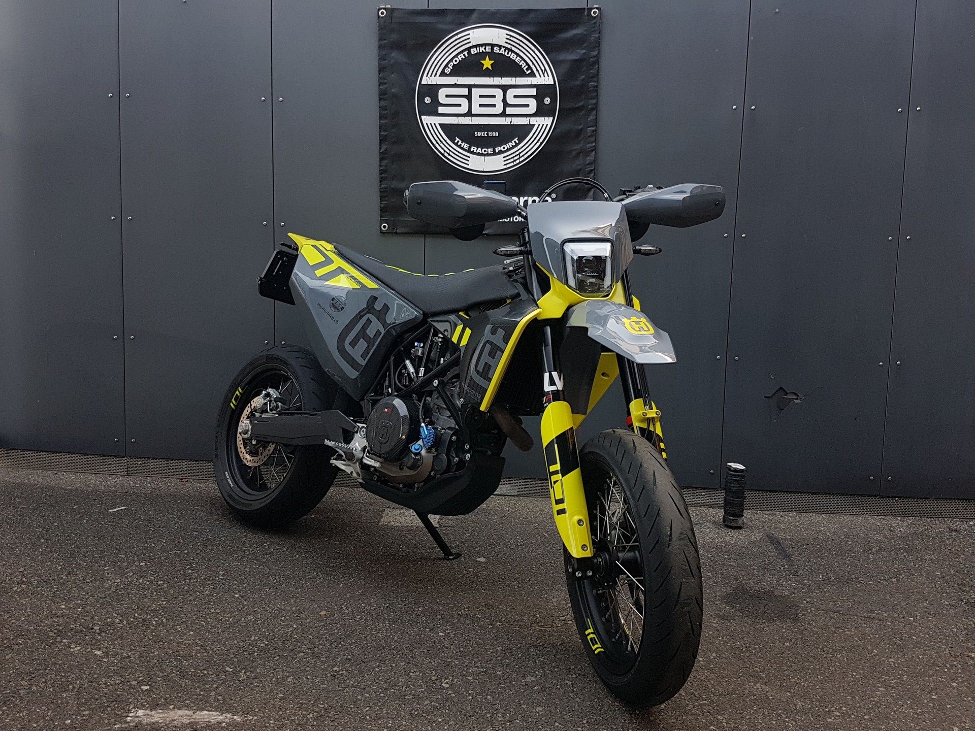 HUSQVARNA 701 Supermoto (35kW)-showroom-element-2