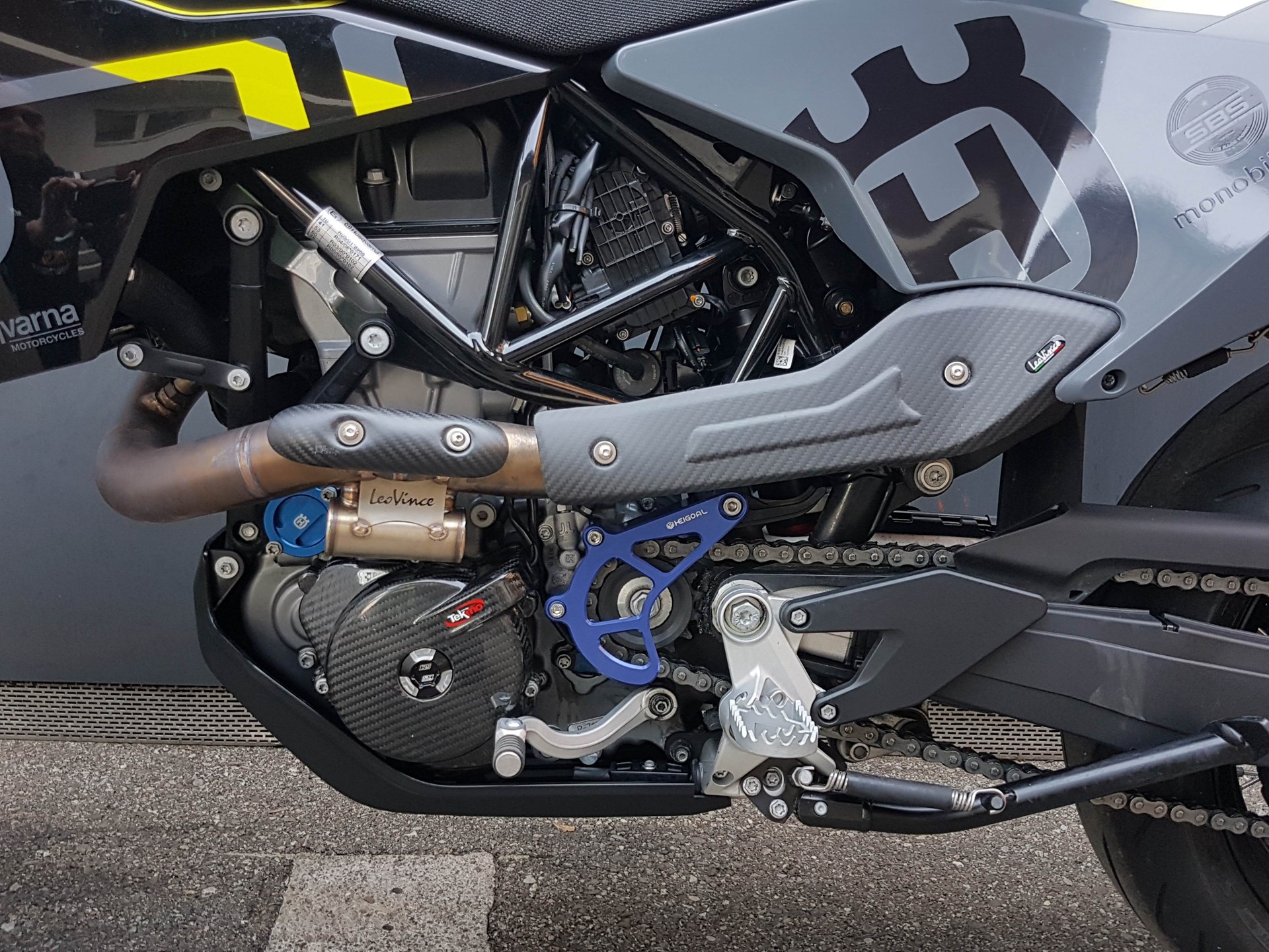 HUSQVARNA 701 Supermoto (35kW)-showroom-element-3