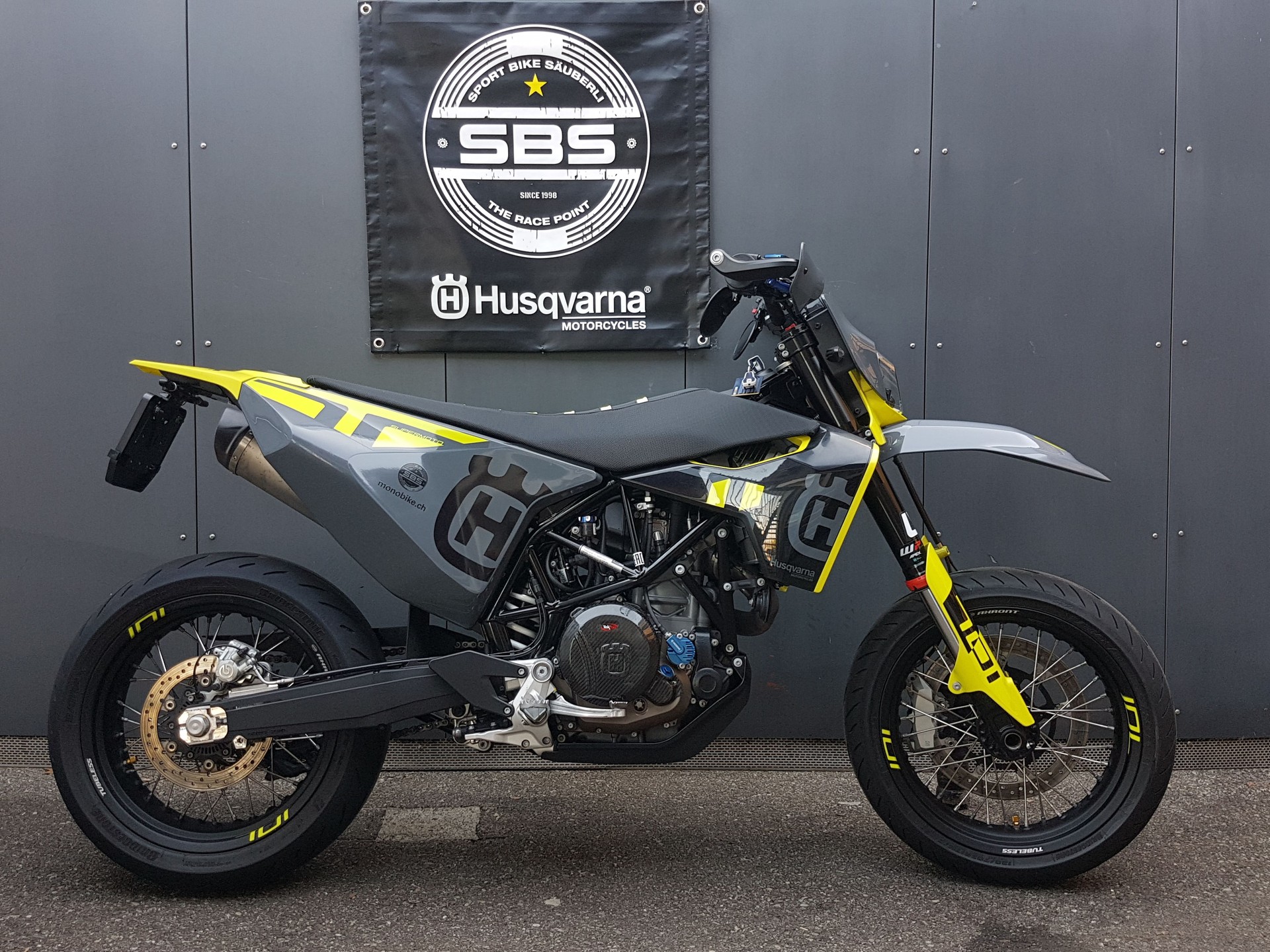 HUSQVARNA 701 Supermoto (35kW)-showroom-element-1