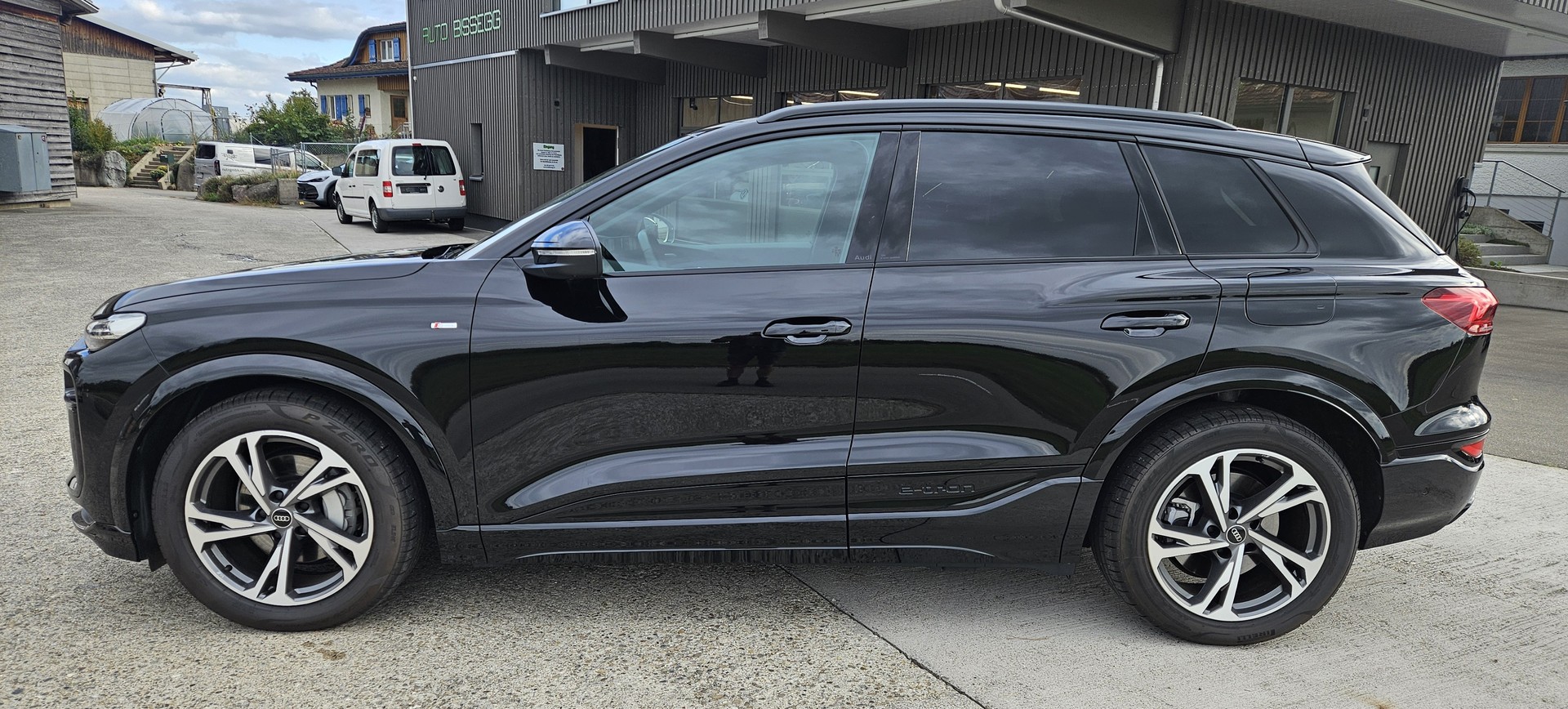 AUDI Q6 e-tron quattro S-Line mit Anhängerkupplung-showroom-element-3