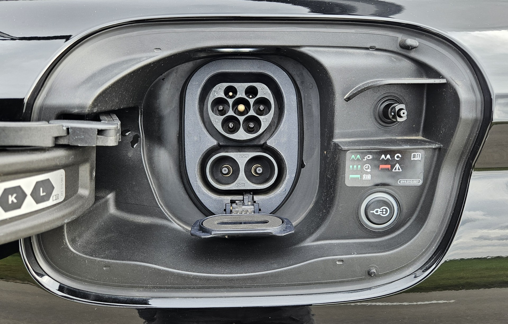 AUDI Q6 e-tron quattro S-Line mit Anhängerkupplung-image-4