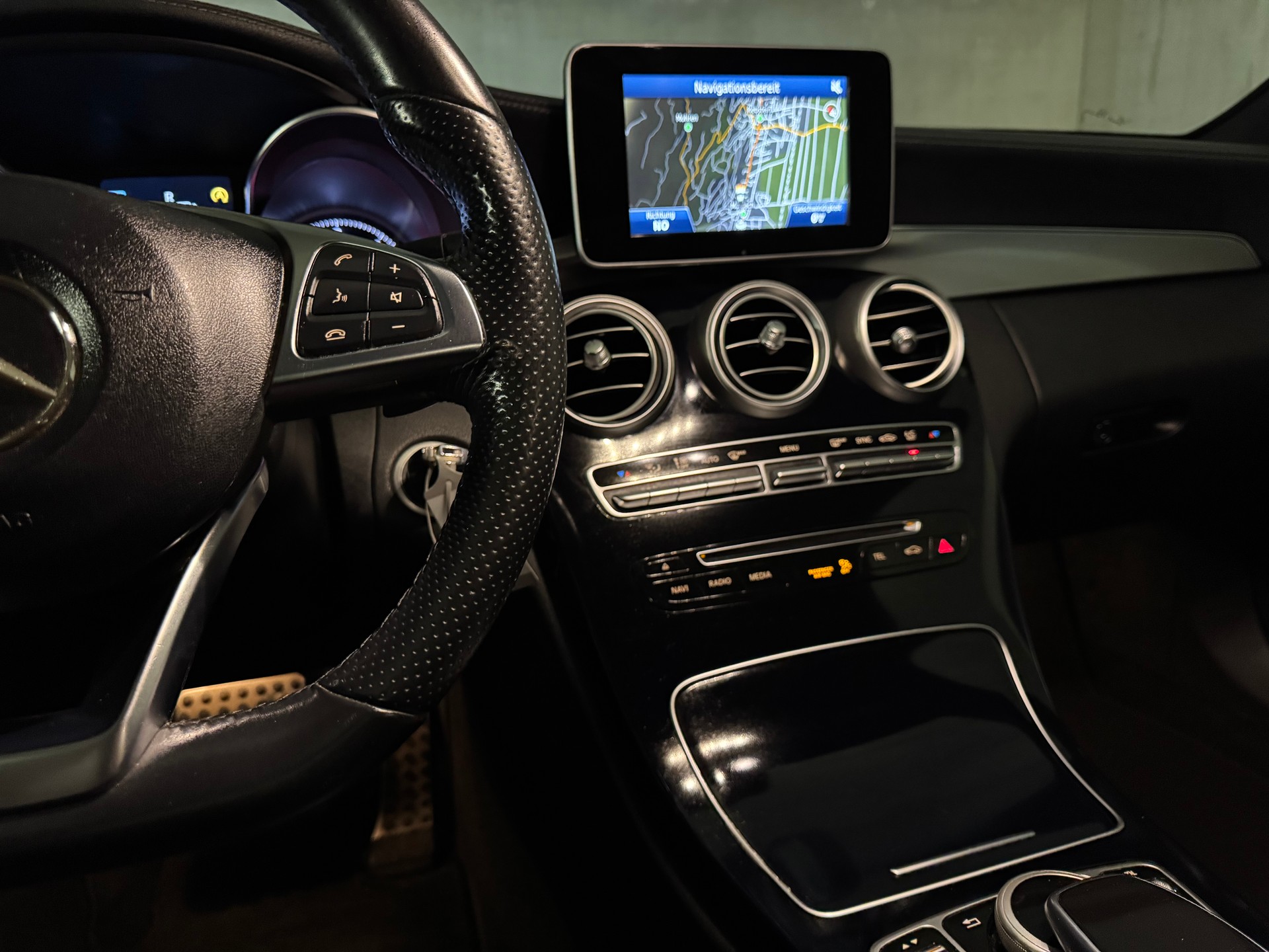 MERCEDES-BENZ C 250 BlueTEC AMG Line 4Matic 7G-Tronic-image-28