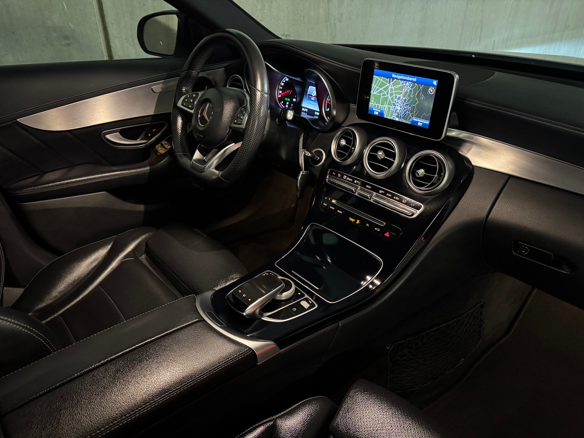 MERCEDES-BENZ C 250 BlueTEC AMG Line 4Matic 7G-Tronic-image-30