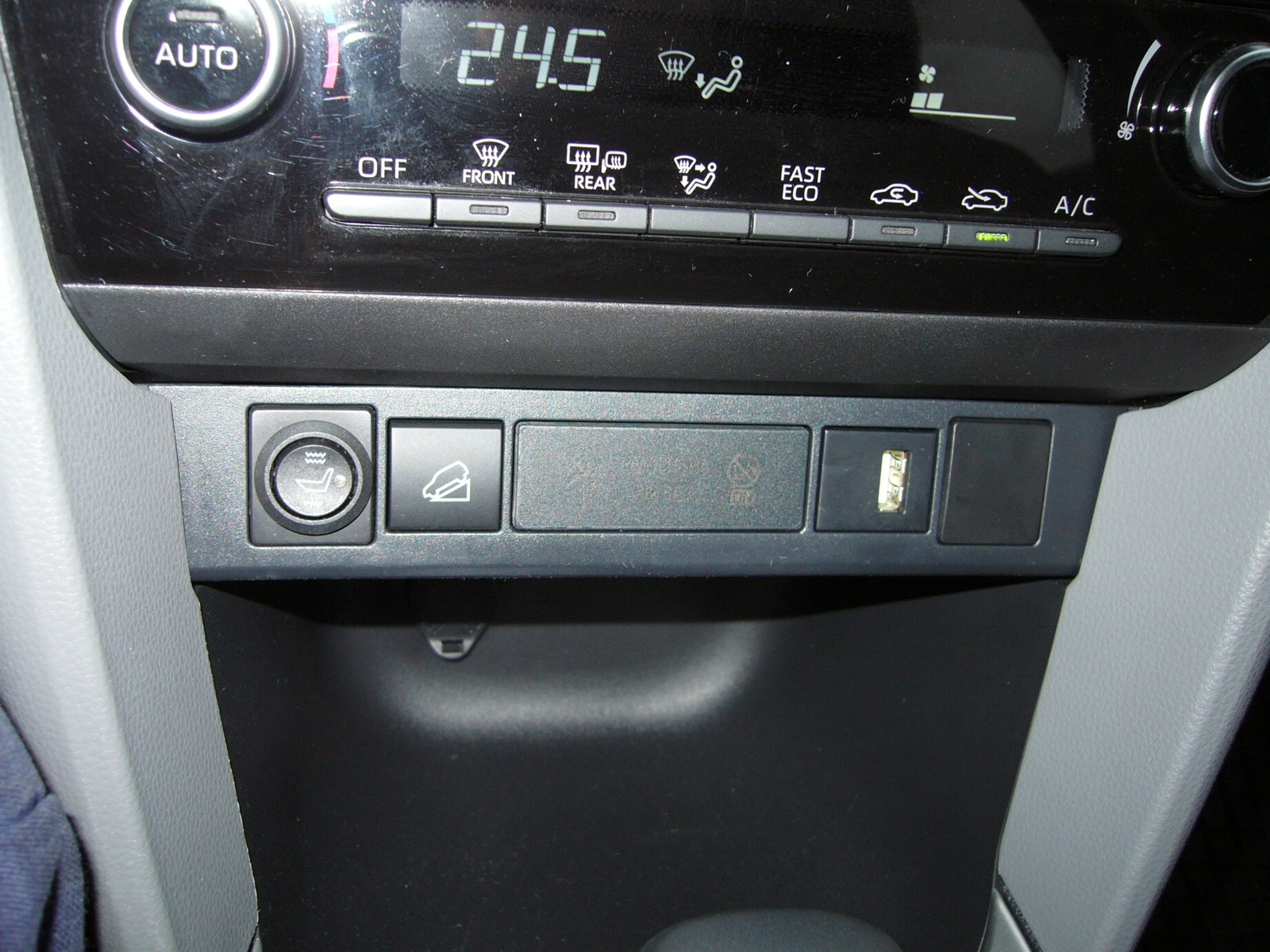 TOYOTA Yaris Cross 1.5 Comfort e-CVT AWDi Voll-Hybrid 4x4-image-19
