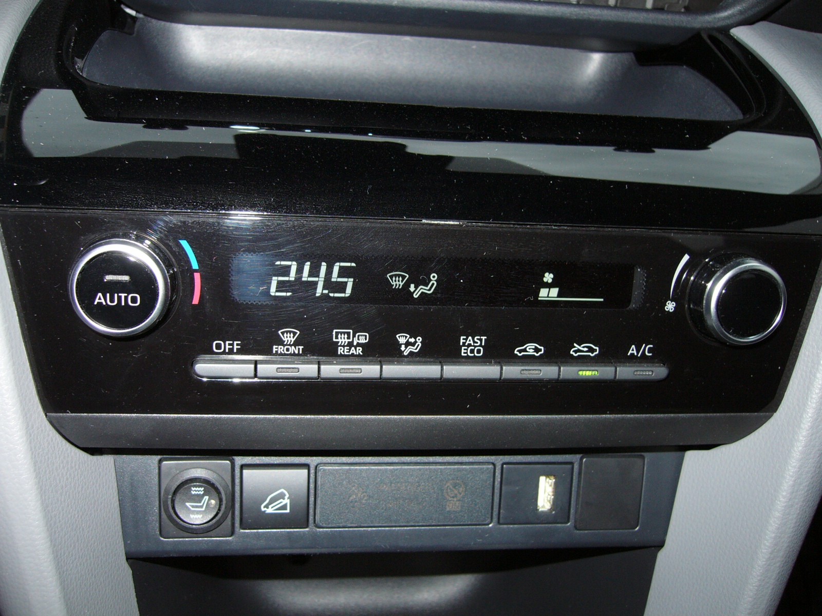 TOYOTA Yaris Cross 1.5 Comfort e-CVT AWDi Voll-Hybrid 4x4-image-16
