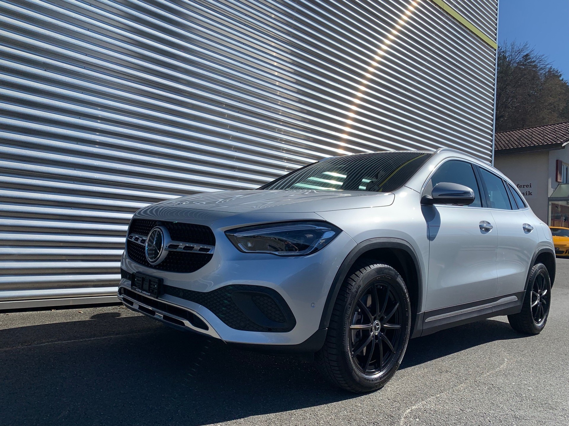 MERCEDES-BENZ GLA 250 e 8G-DCT-showroom-element-1