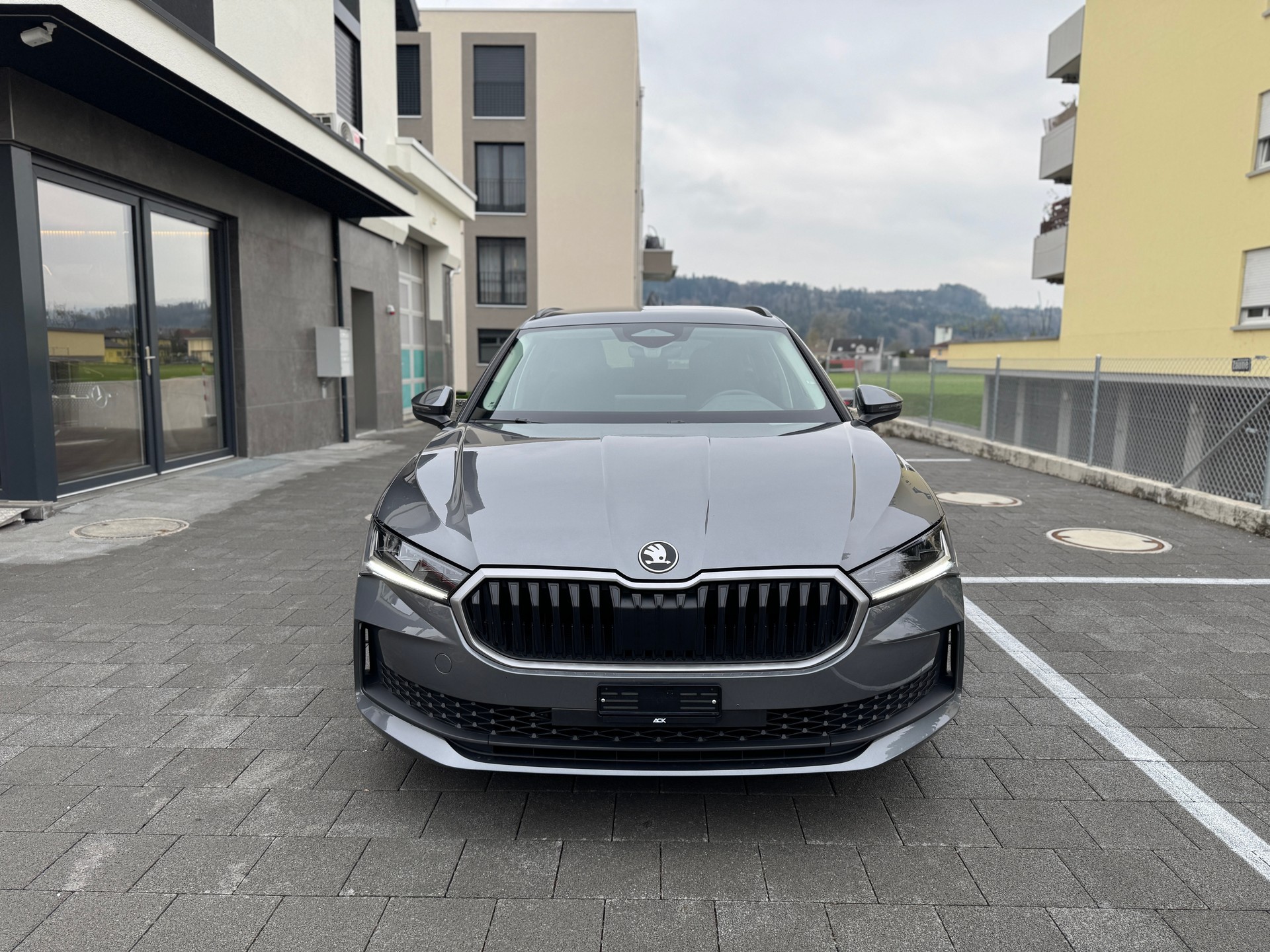 SKODA Superb Combi 1.5 eTSI Selection DSG *Werksgarantie*-showroom-element-1