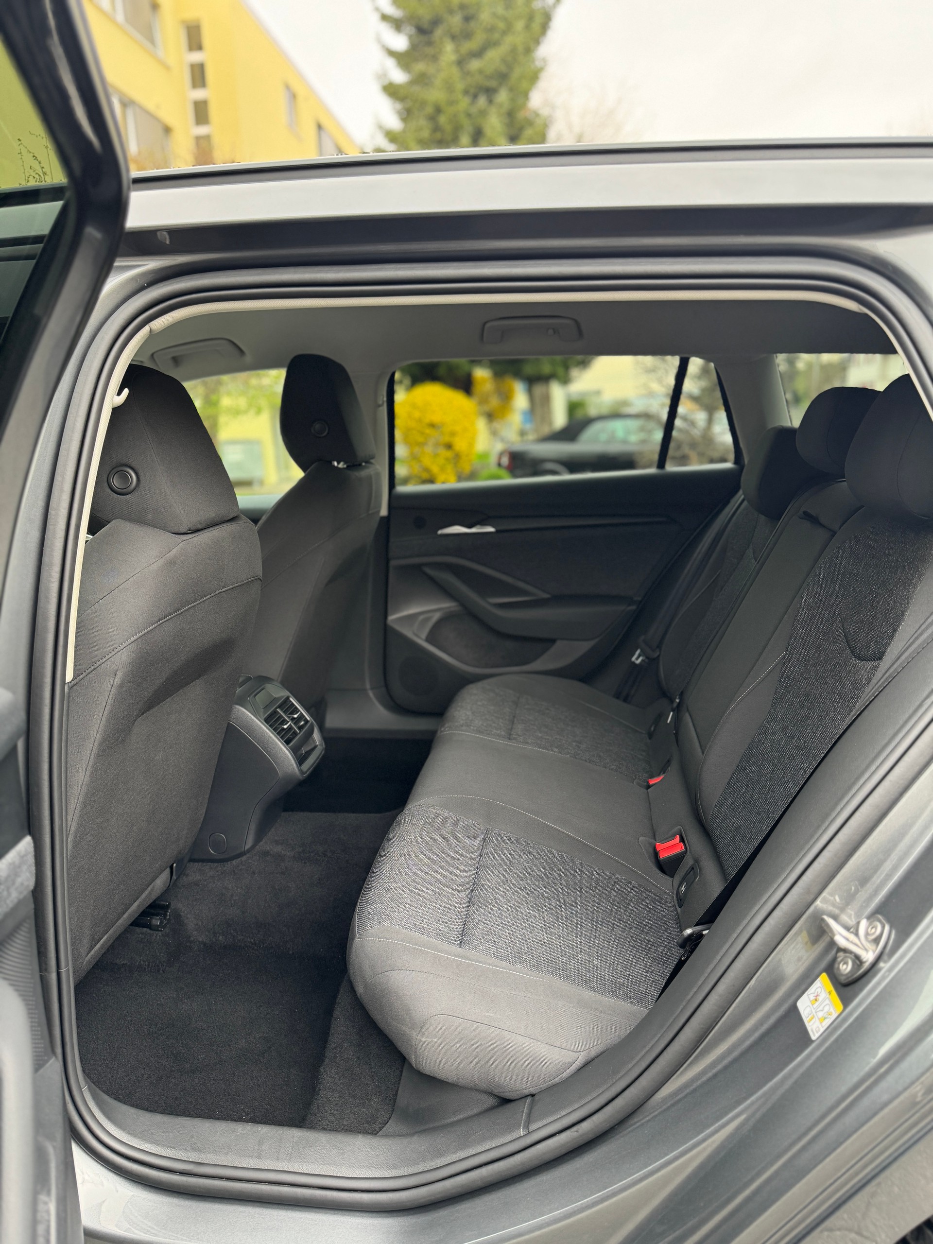 SKODA Superb Combi 1.5 eTSI Selection DSG *Werksgarantie*-image-23