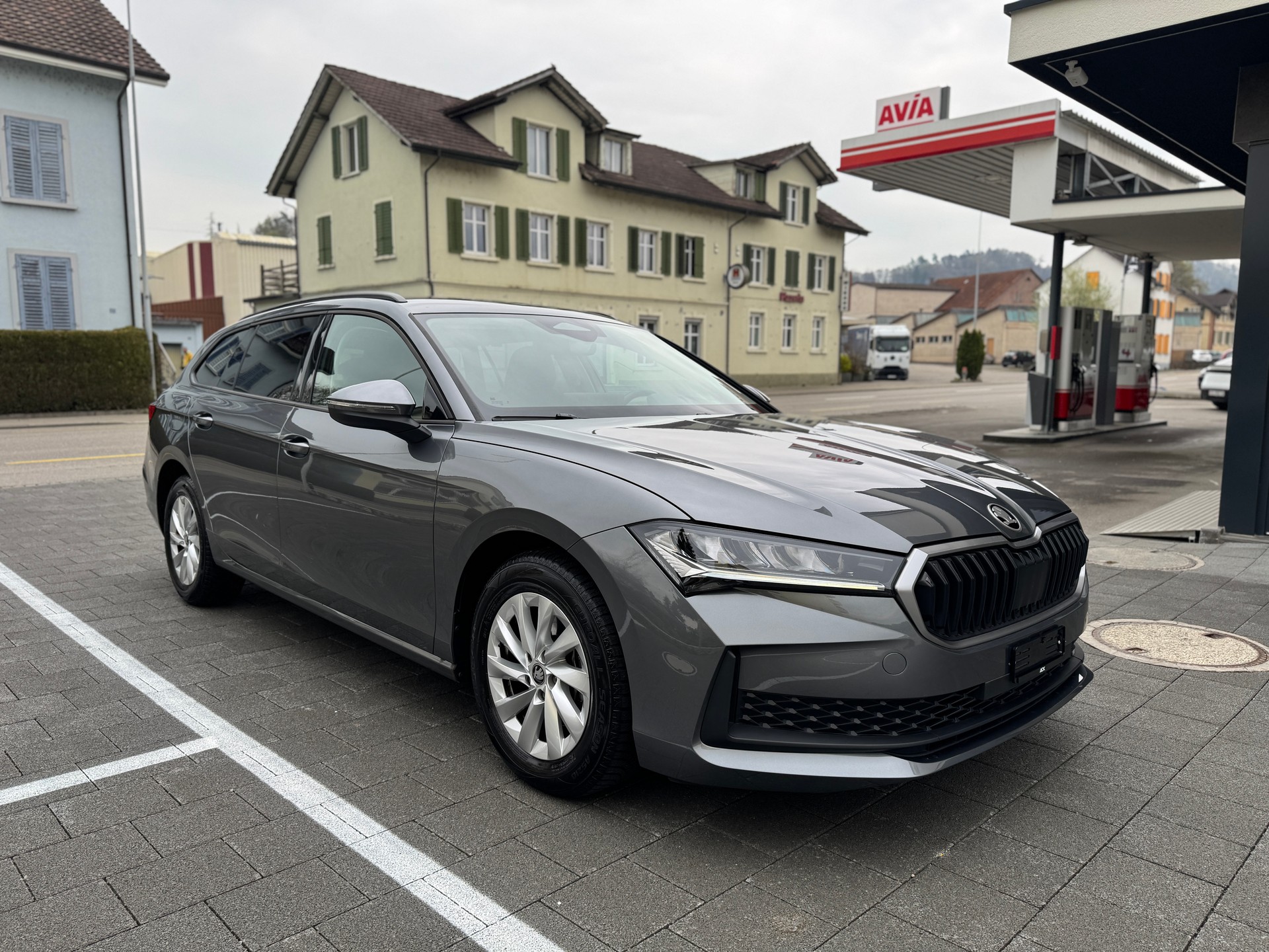 SKODA Superb Combi 1.5 eTSI Selection DSG *Werksgarantie*-image-7