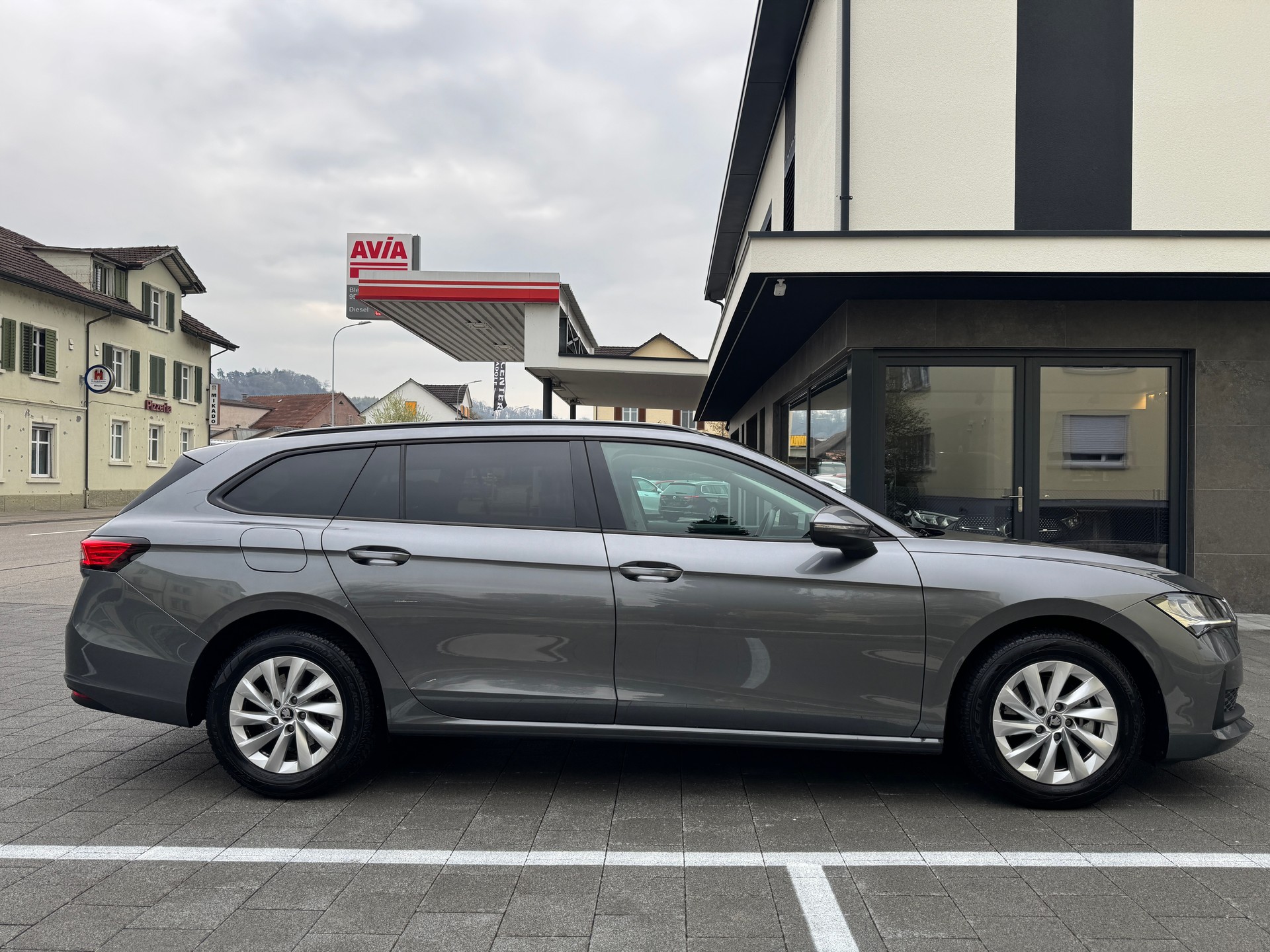 SKODA Superb Combi 1.5 eTSI Selection DSG *Werksgarantie*-image-6