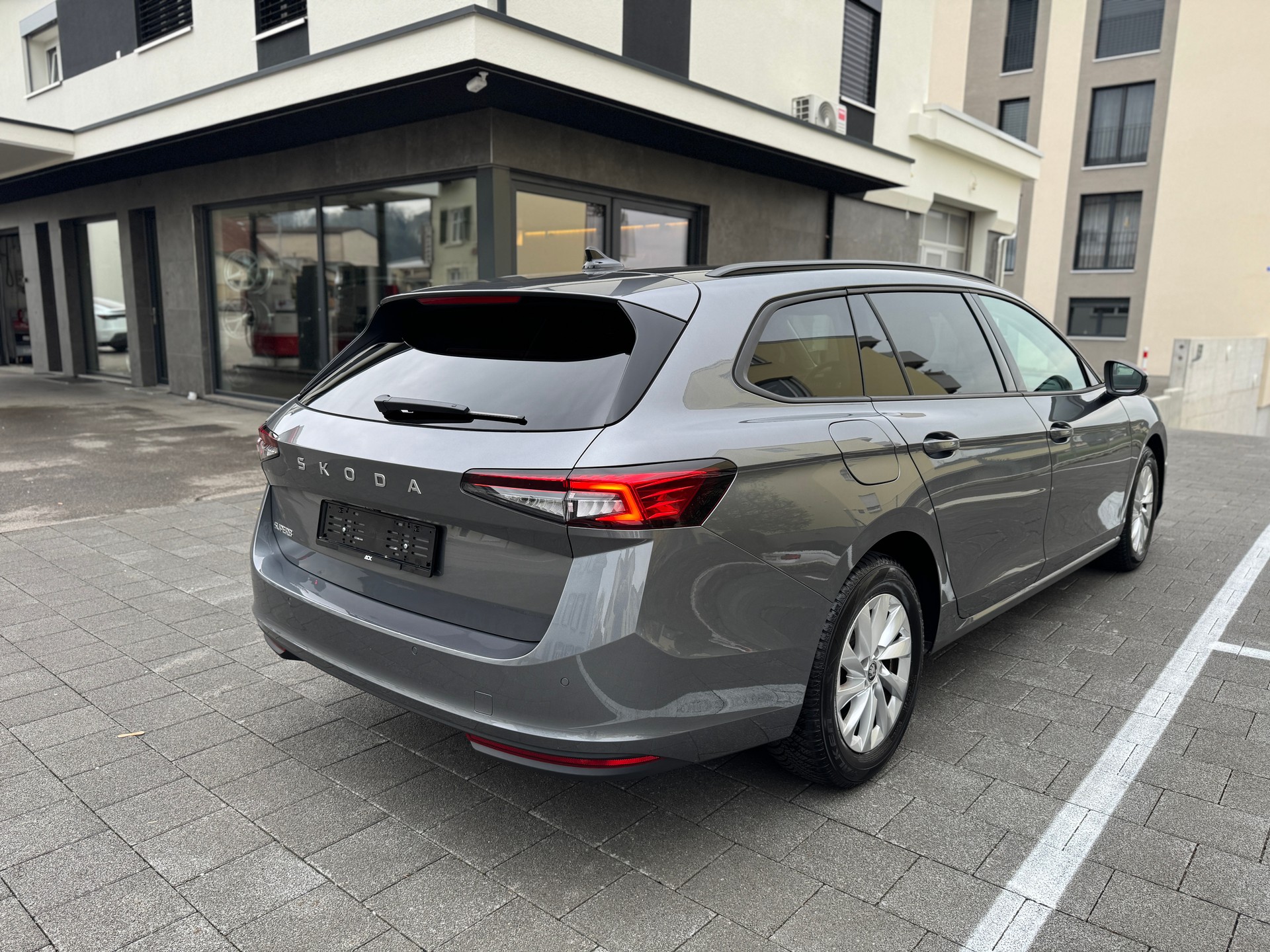 SKODA Superb Combi 1.5 eTSI Selection DSG *Werksgarantie*-image-5