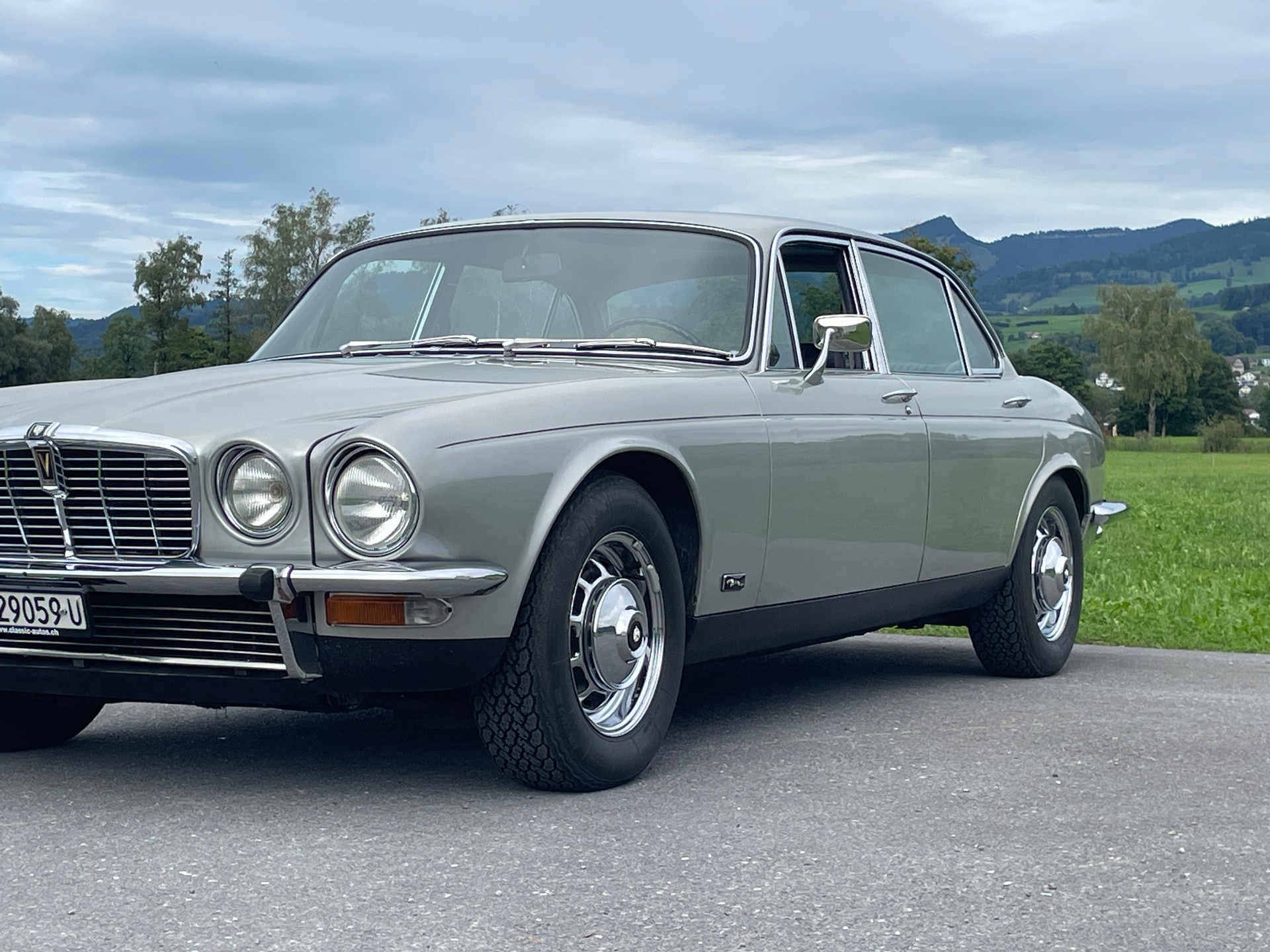 JAGUAR XJ12 L Serie 2 Limousine-image-4