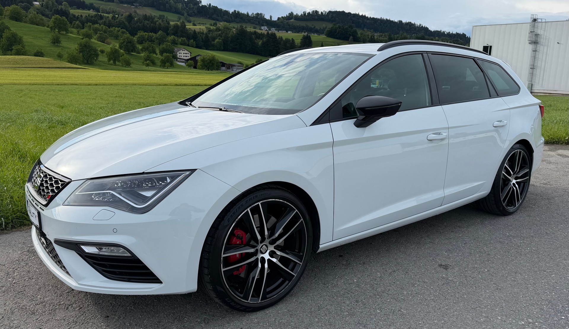 SEAT Leon ST 2.0 TSI Cupra 300 4 Drive DSG-image-1