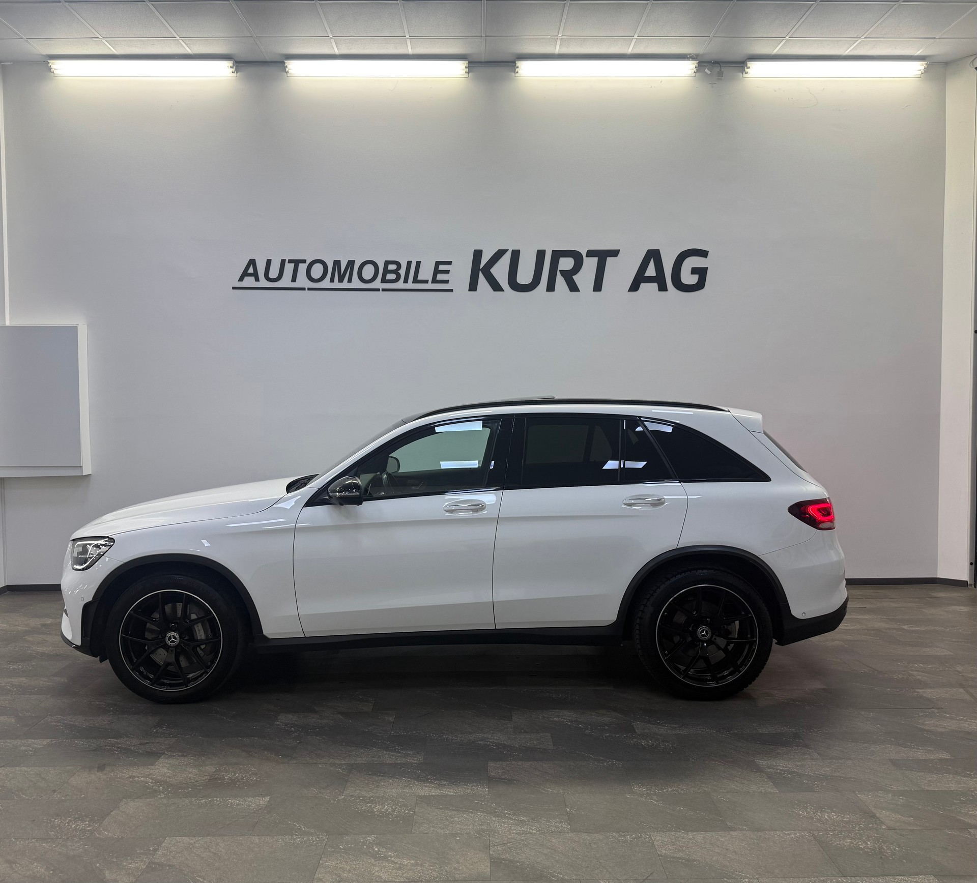 MERCEDES-BENZ GLC 220 d AMG Line 4Matic 9G-Tronic-showroom-element-2