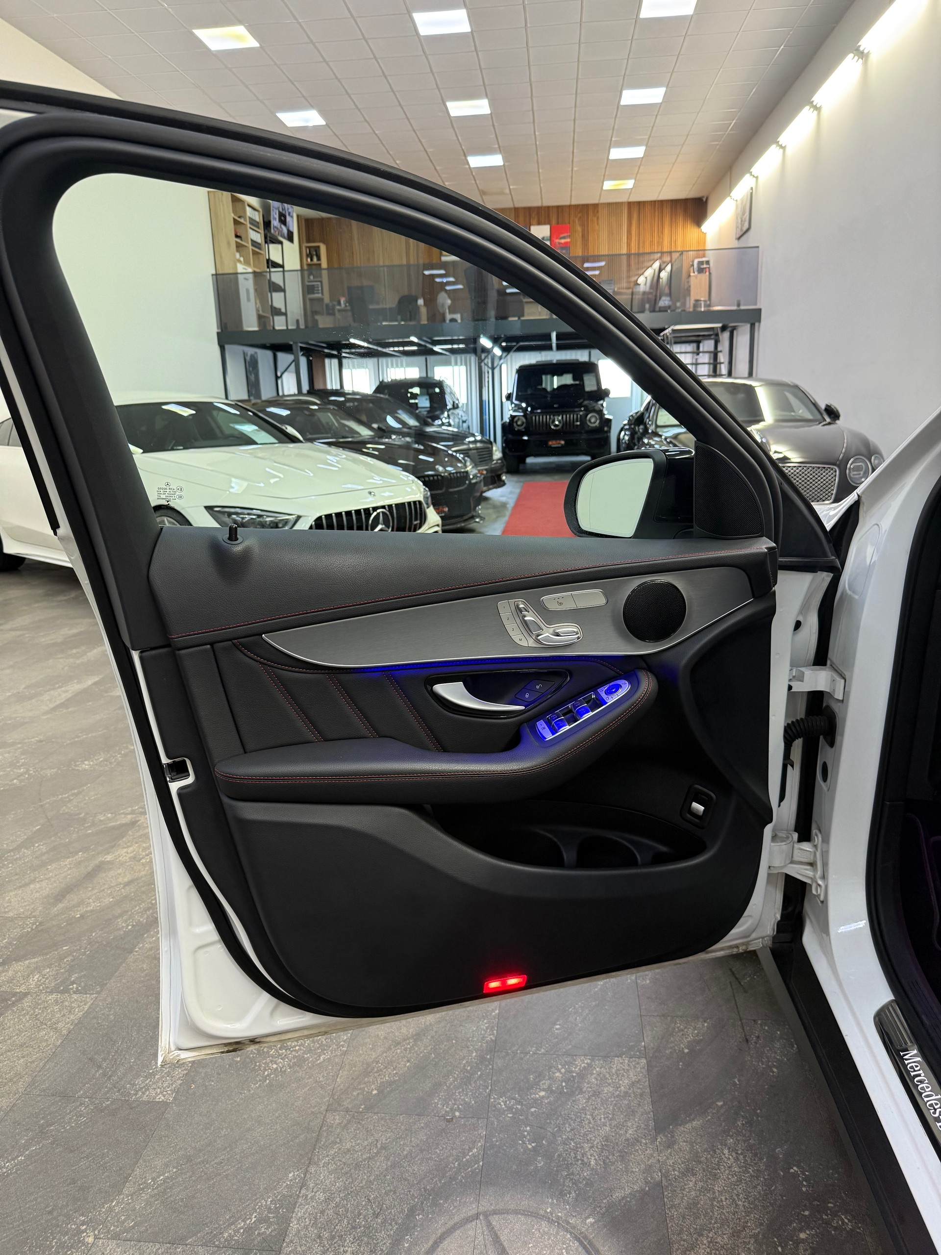 MERCEDES-BENZ GLC 220 d AMG Line 4Matic 9G-Tronic-image-17