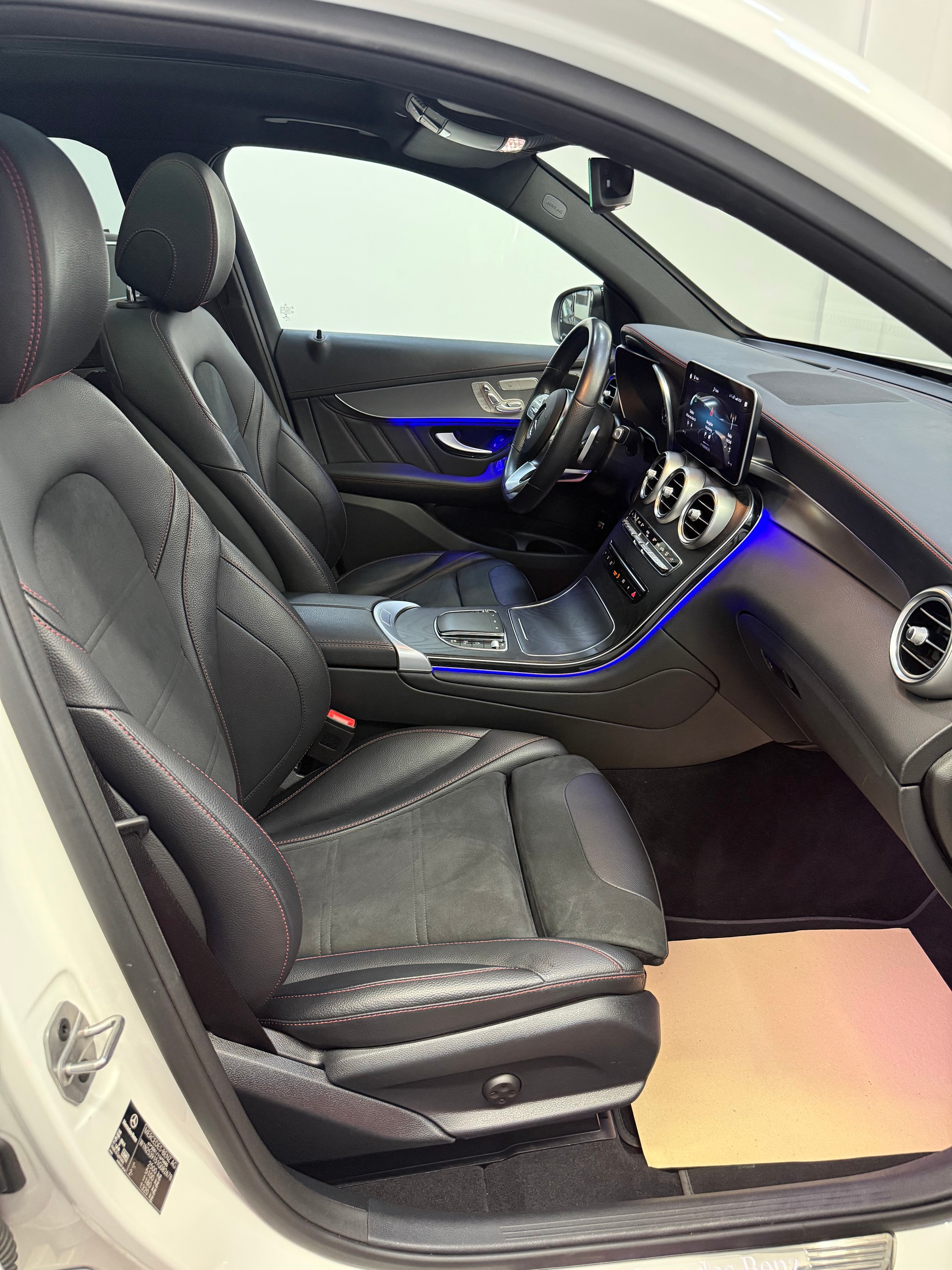 MERCEDES-BENZ GLC 220 d AMG Line 4Matic 9G-Tronic-image-21