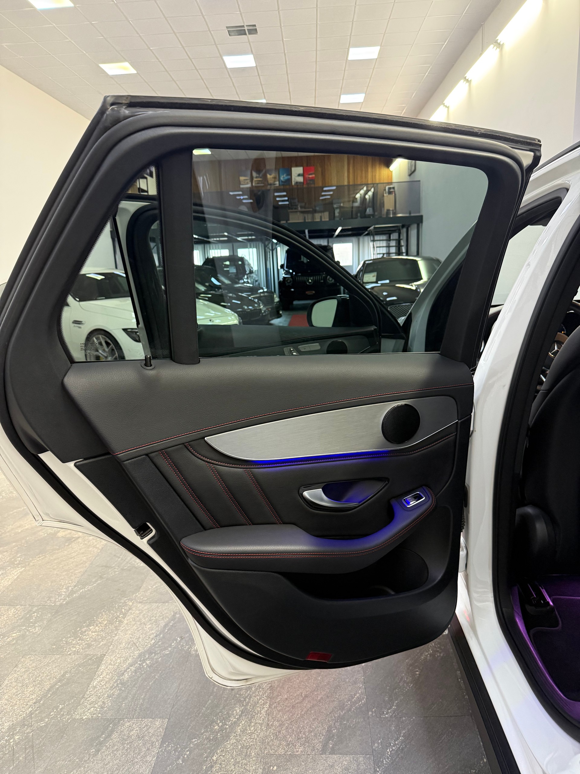 MERCEDES-BENZ GLC 220 d AMG Line 4Matic 9G-Tronic-image-18