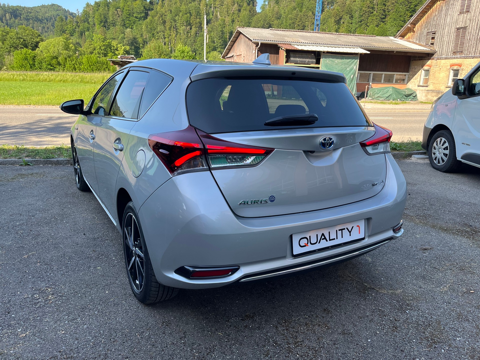 TOYOTA Auris 1.8 HSD Trend e-CVT / Frisch ab MFK & Service / CH Fahrzeug / 8-fach bereift-image-3