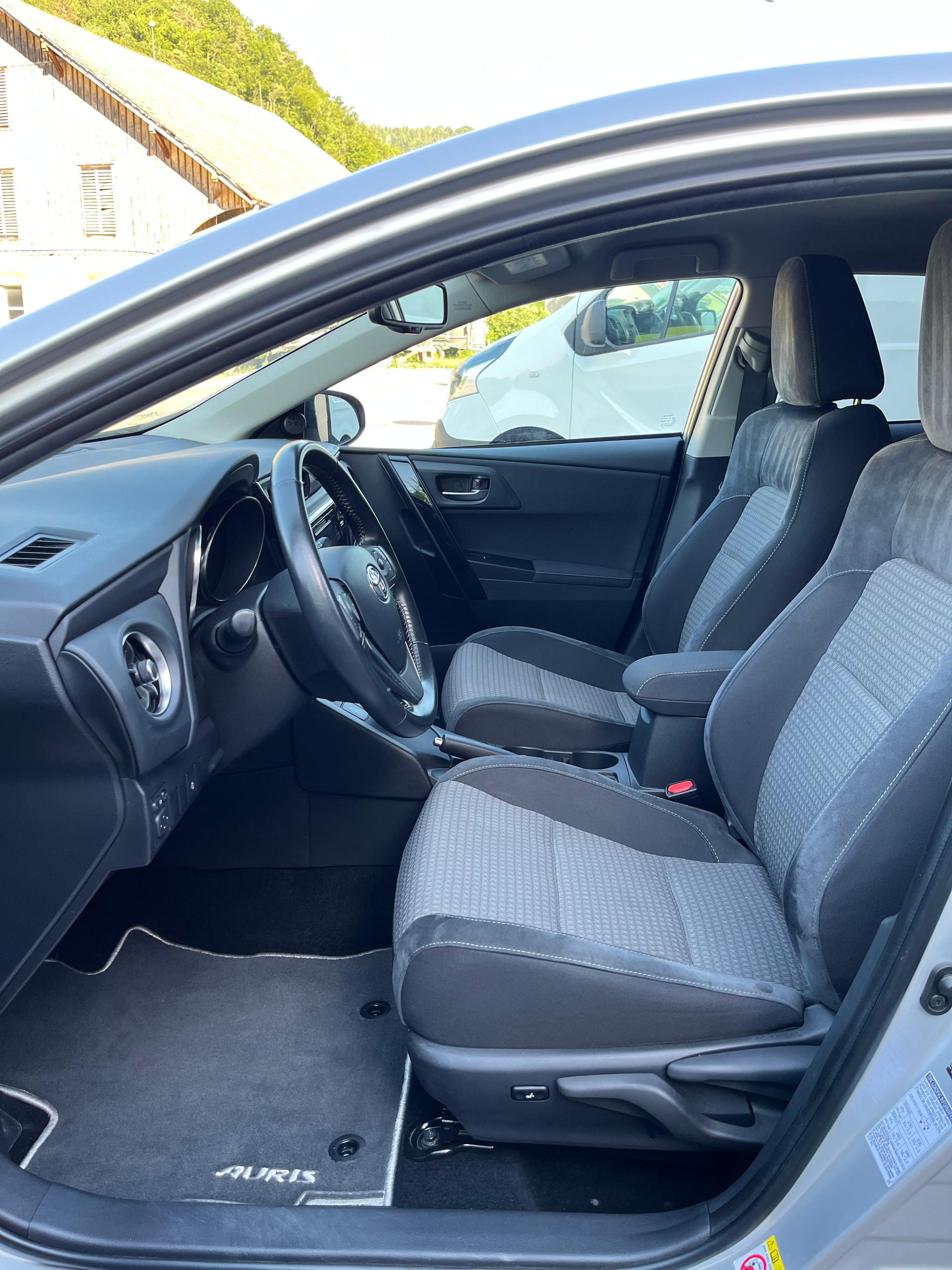 TOYOTA Auris 1.8 HSD Trend e-CVT / Frisch ab MFK & Service / CH Fahrzeug / 8-fach bereift-image-11
