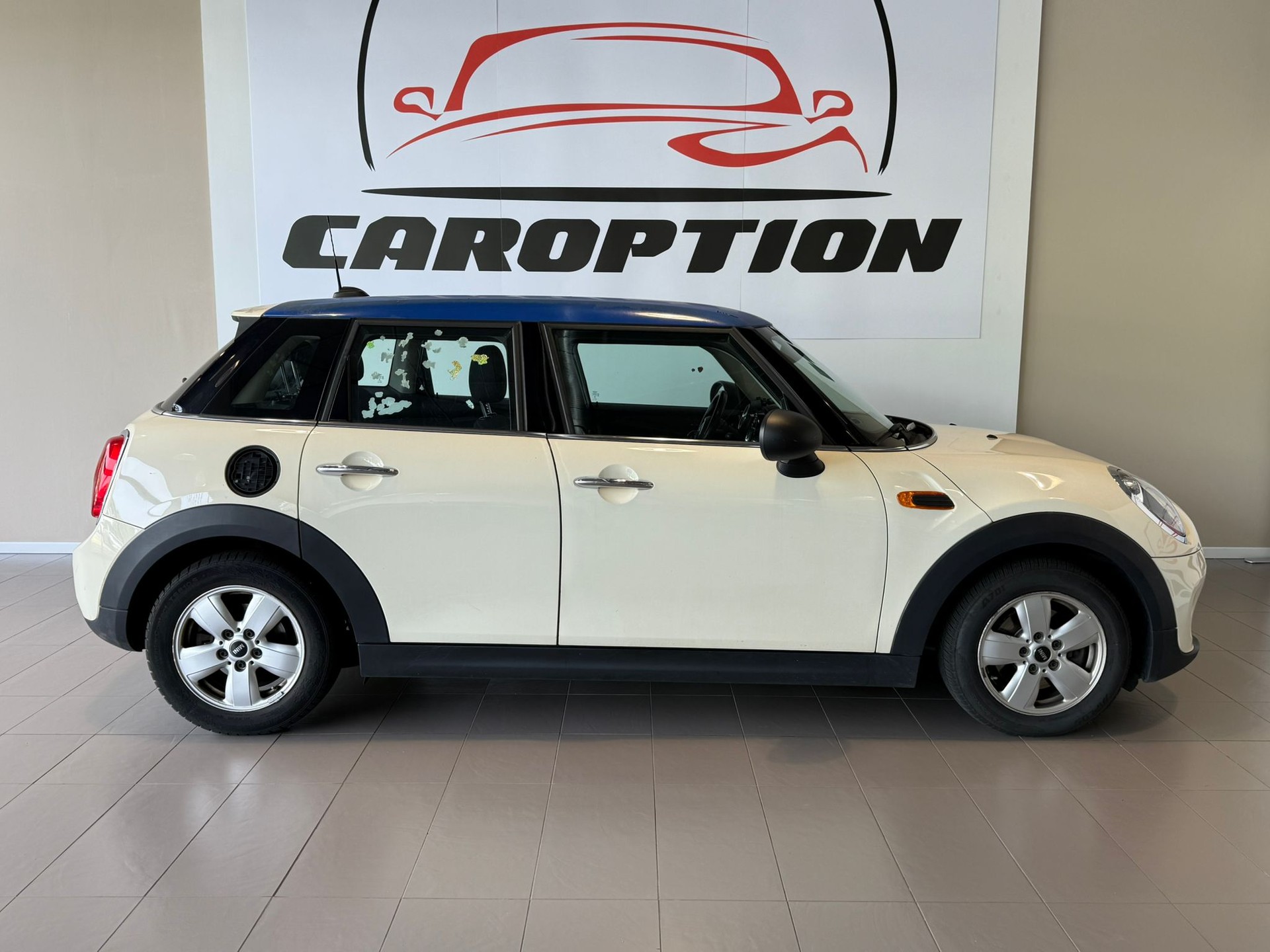 MINI One Steptronic-showroom-element-2