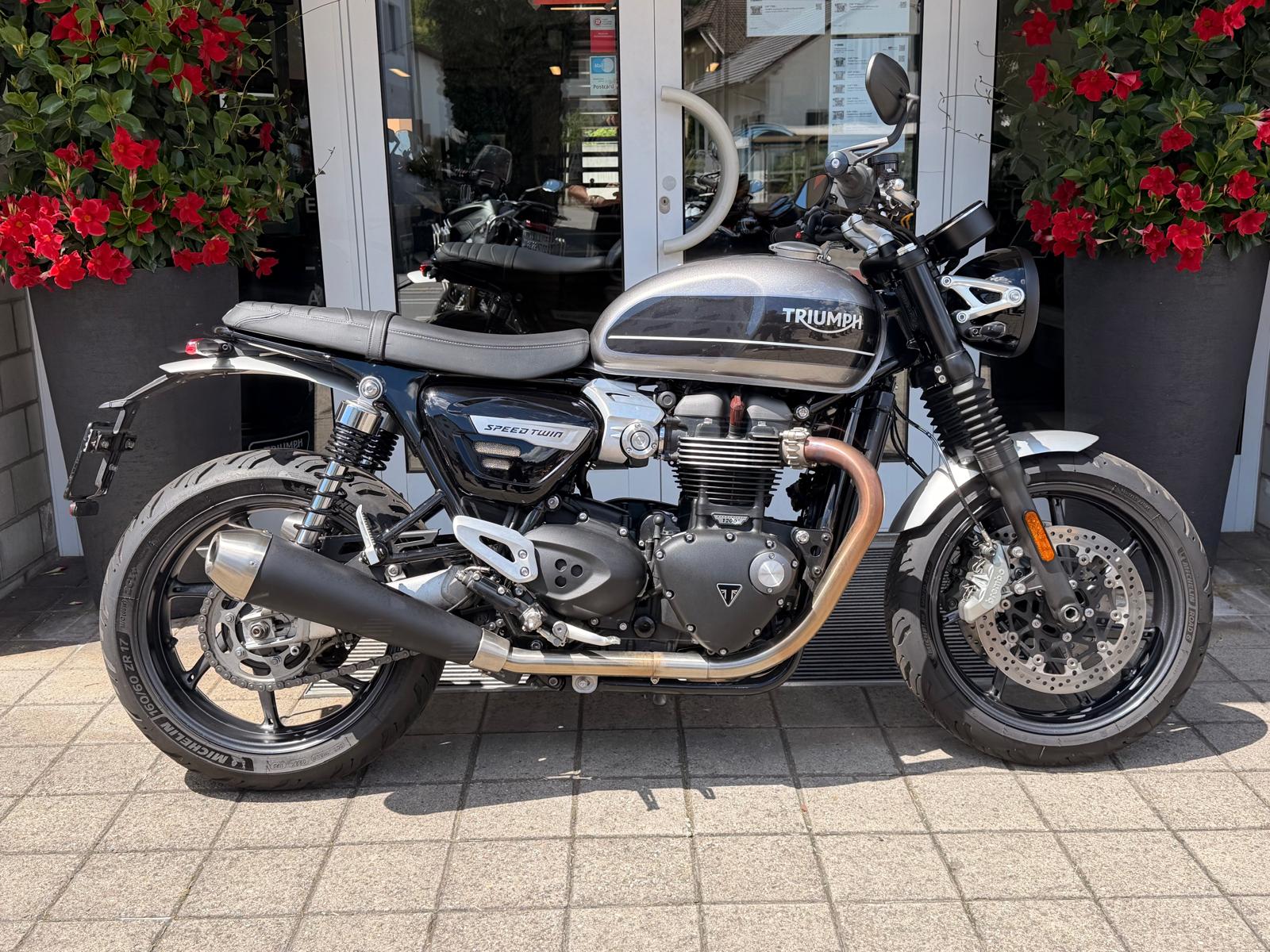 TRIUMPH Speed Twin 1200-image-1