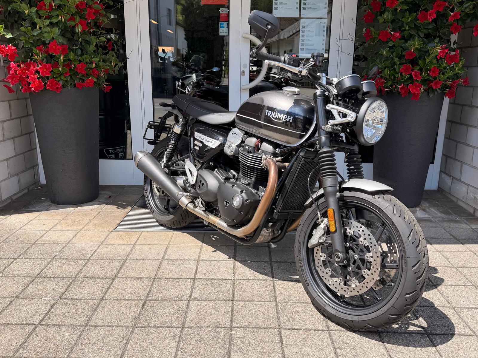 TRIUMPH Speed Twin 1200-image-2
