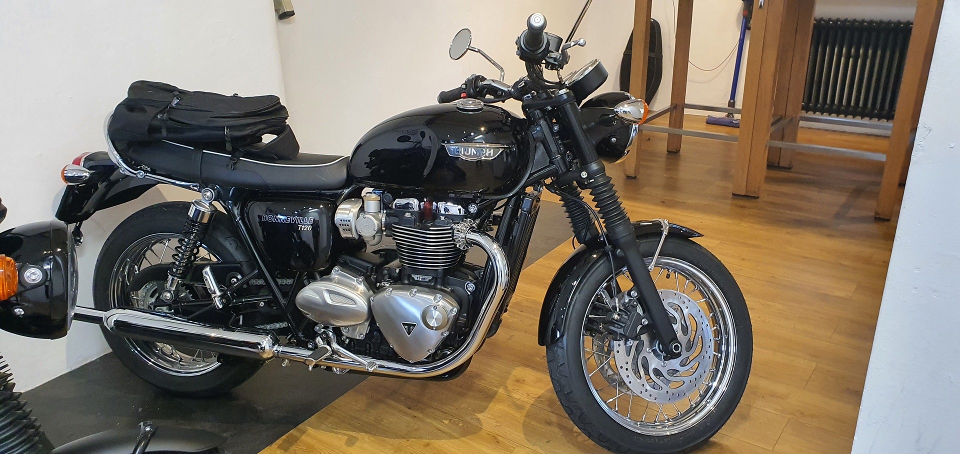 TRIUMPH Bonneville T120 ABS-image-1