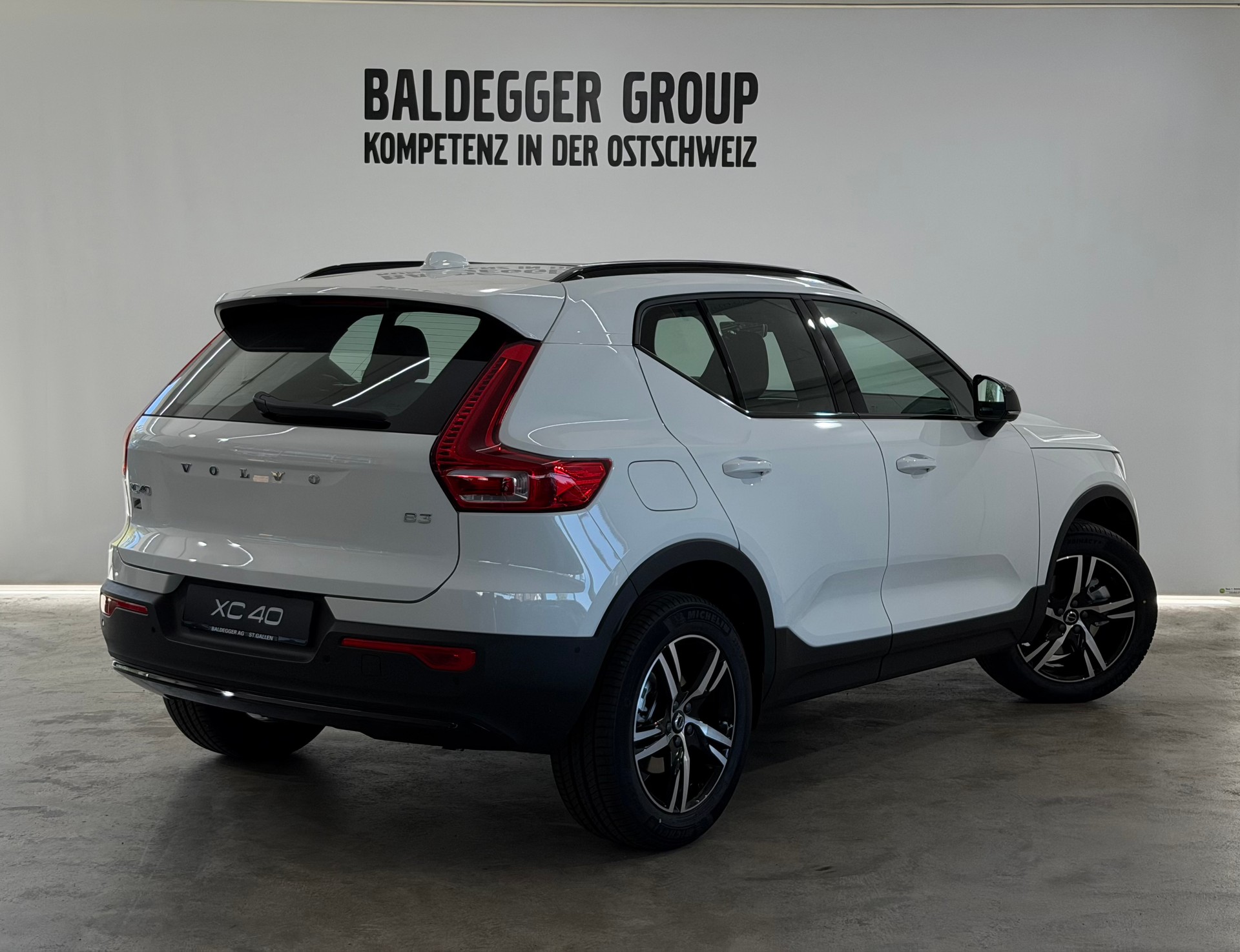 VOLVO XC40 2.0 B3 MH Plus Dark-showroom-element-2