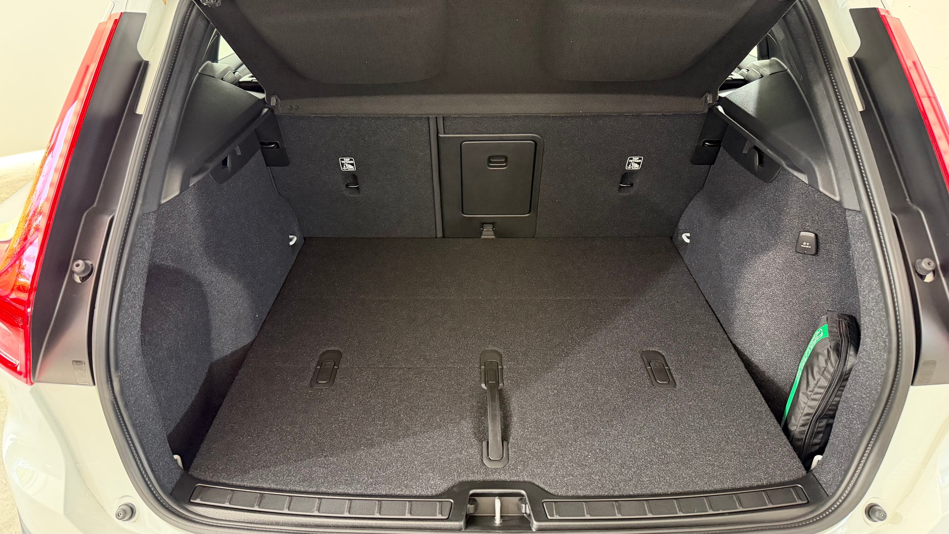 VOLVO XC40 2.0 B3 MH Plus Dark-image-14