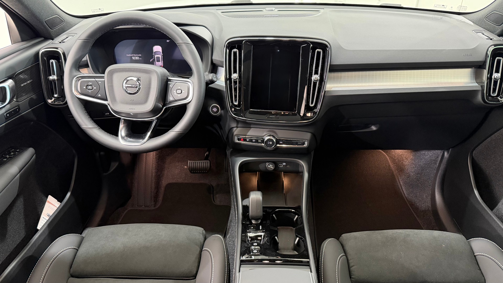 VOLVO XC40 2.0 B3 MH Plus Dark-image-4