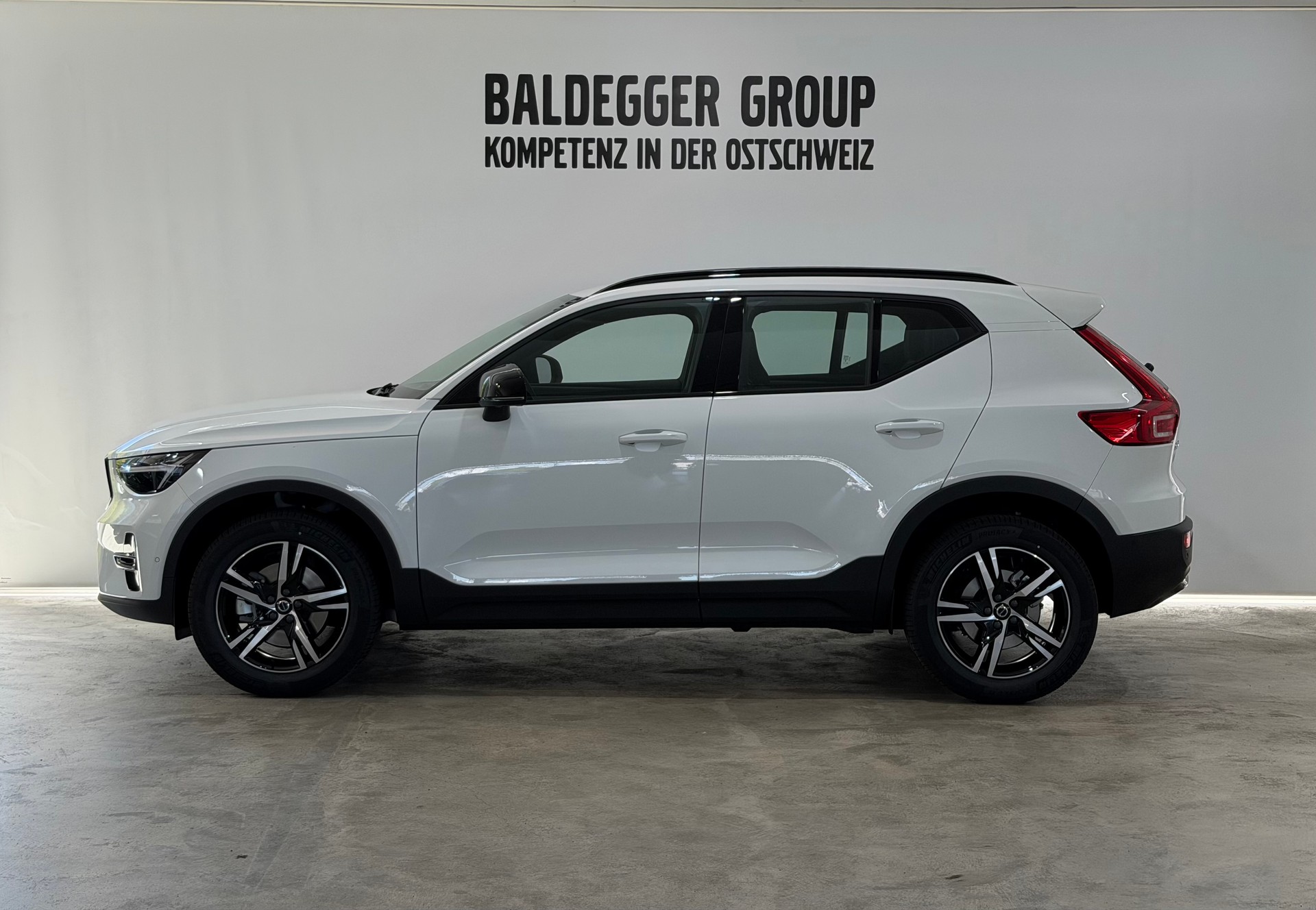 VOLVO XC40 2.0 B3 MH Plus Dark-showroom-element-1
