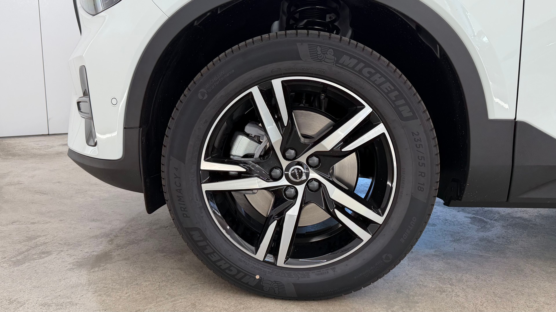 VOLVO XC40 2.0 B3 MH Plus Dark-image-7