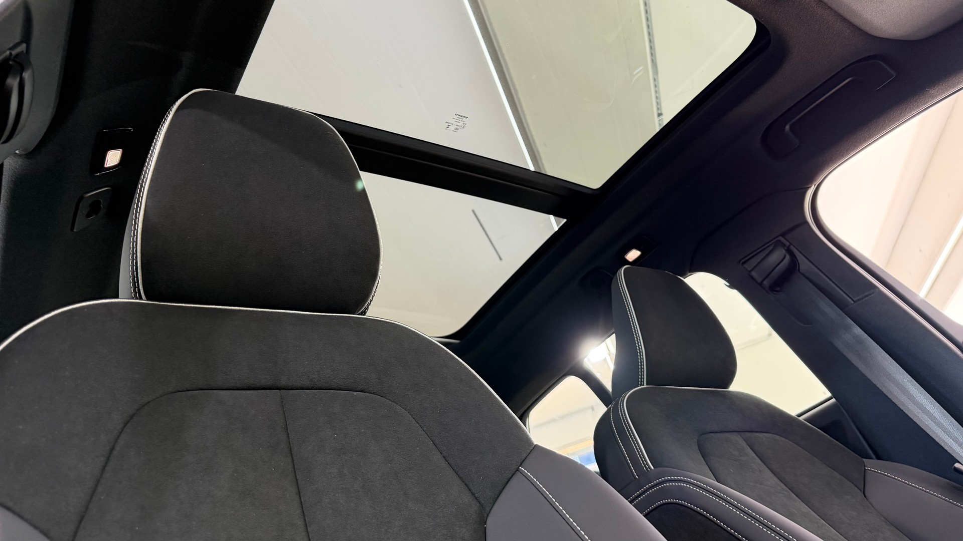 VOLVO XC40 2.0 B3 MH Plus Dark-image-9