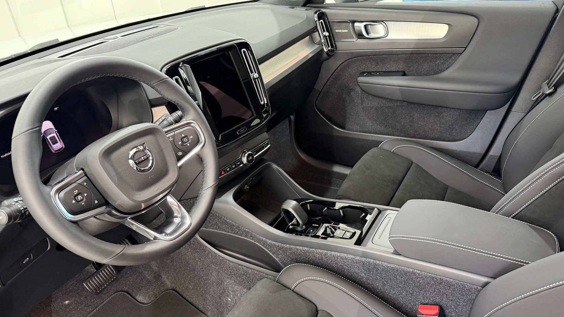 VOLVO XC40 2.0 B3 MH Plus Dark-showroom-element-3
