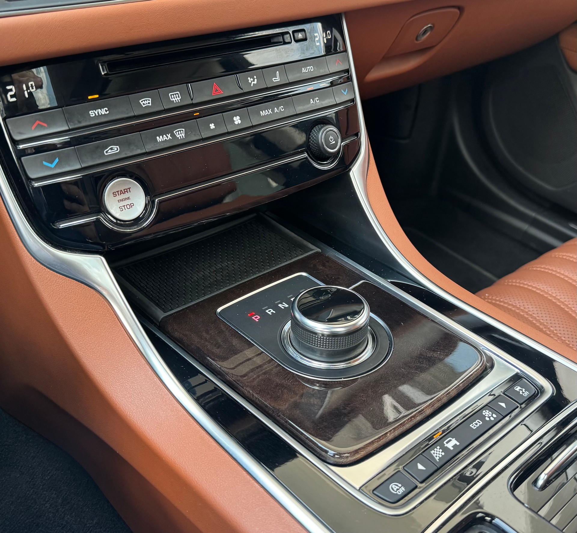 JAGUAR XF Sportbrake 30t Portfolio AWD-image-21