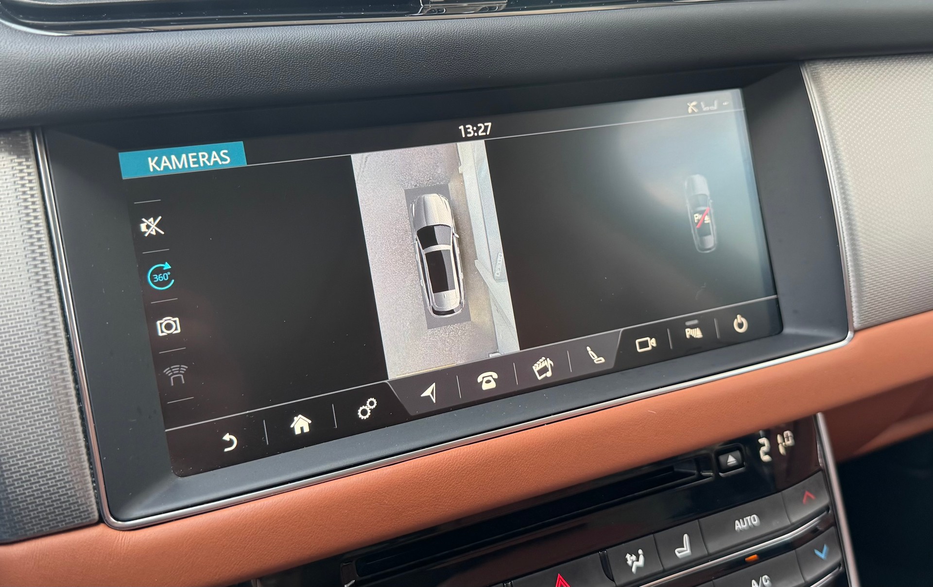 JAGUAR XF Sportbrake 30t Portfolio AWD-image-18