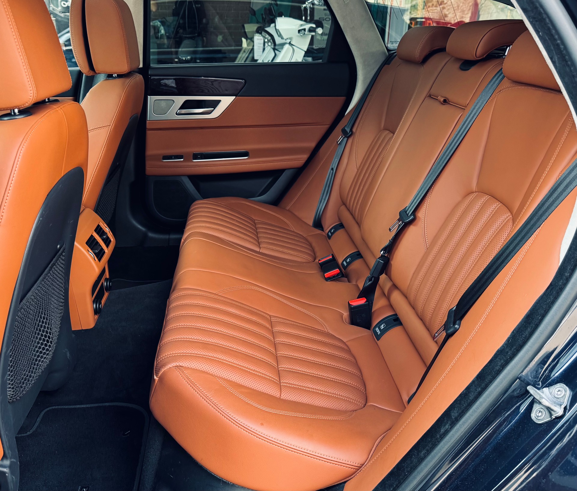 JAGUAR XF Sportbrake 30t Portfolio AWD-image-9