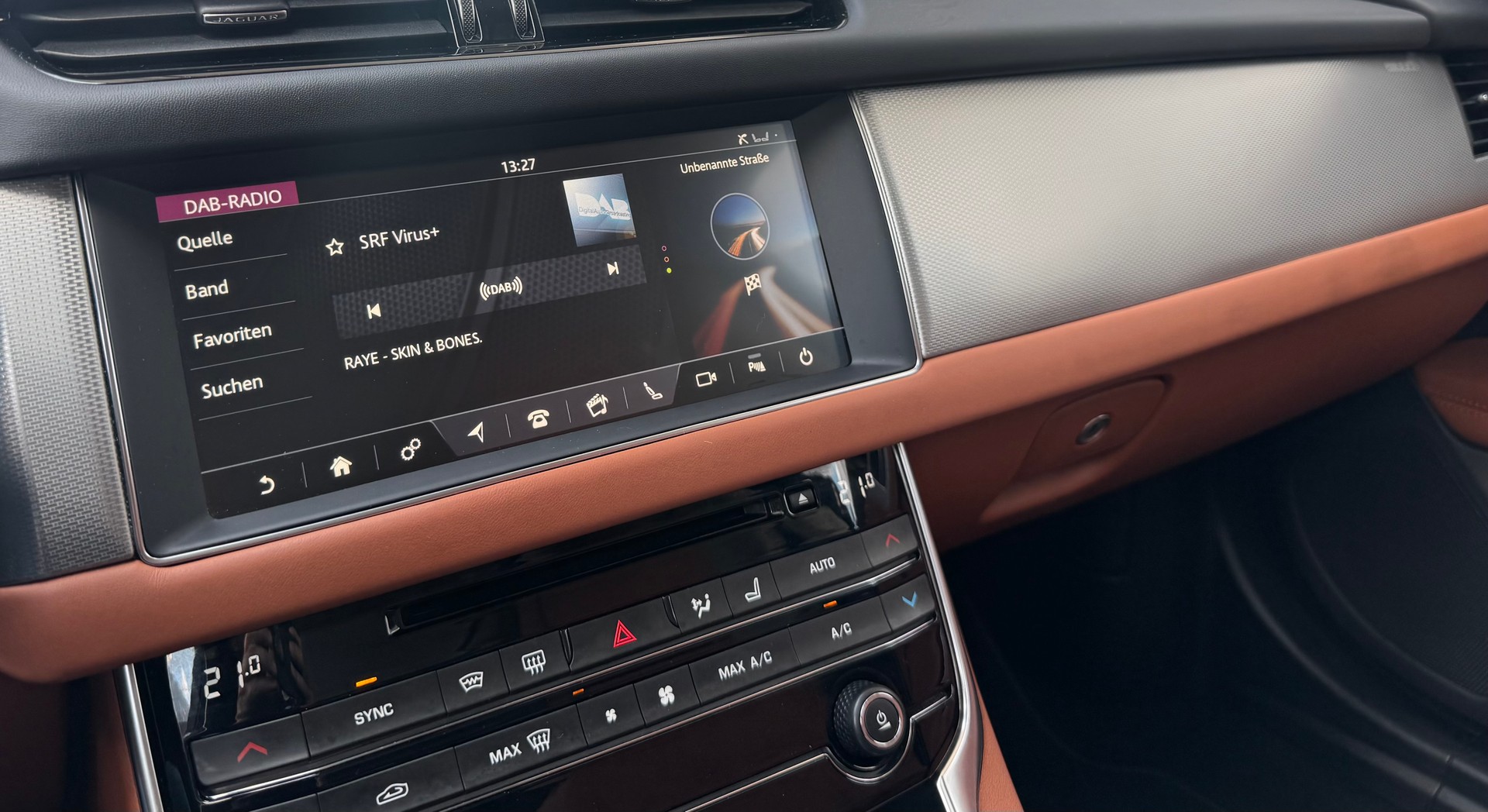JAGUAR XF Sportbrake 30t Portfolio AWD-image-19