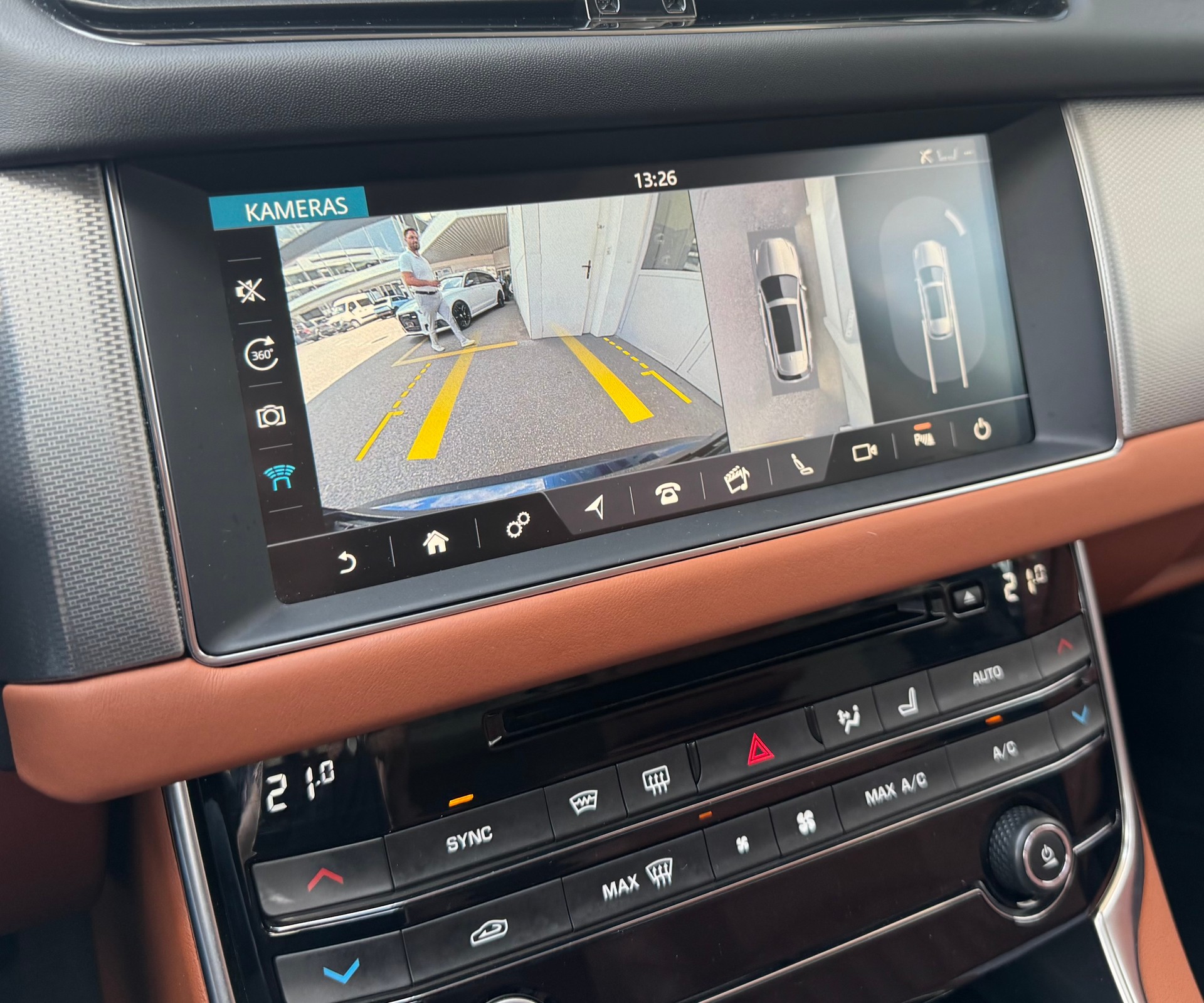 JAGUAR XF Sportbrake 30t Portfolio AWD-image-17