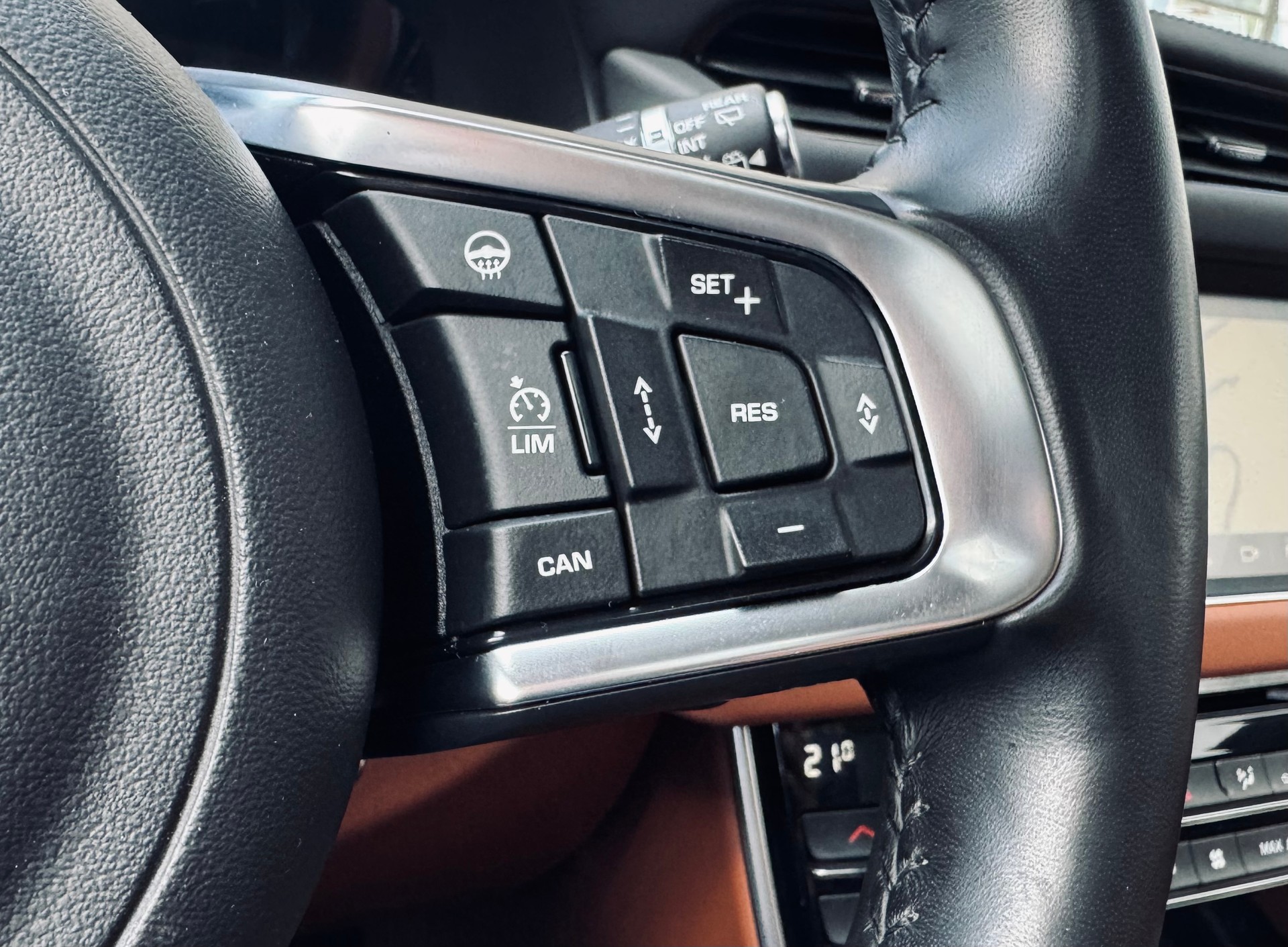 JAGUAR XF Sportbrake 30t Portfolio AWD-image-15