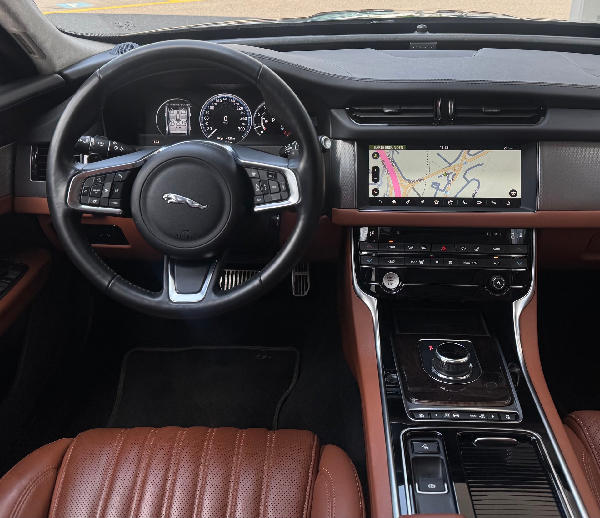 JAGUAR XF Sportbrake 30t Portfolio AWD-image-13