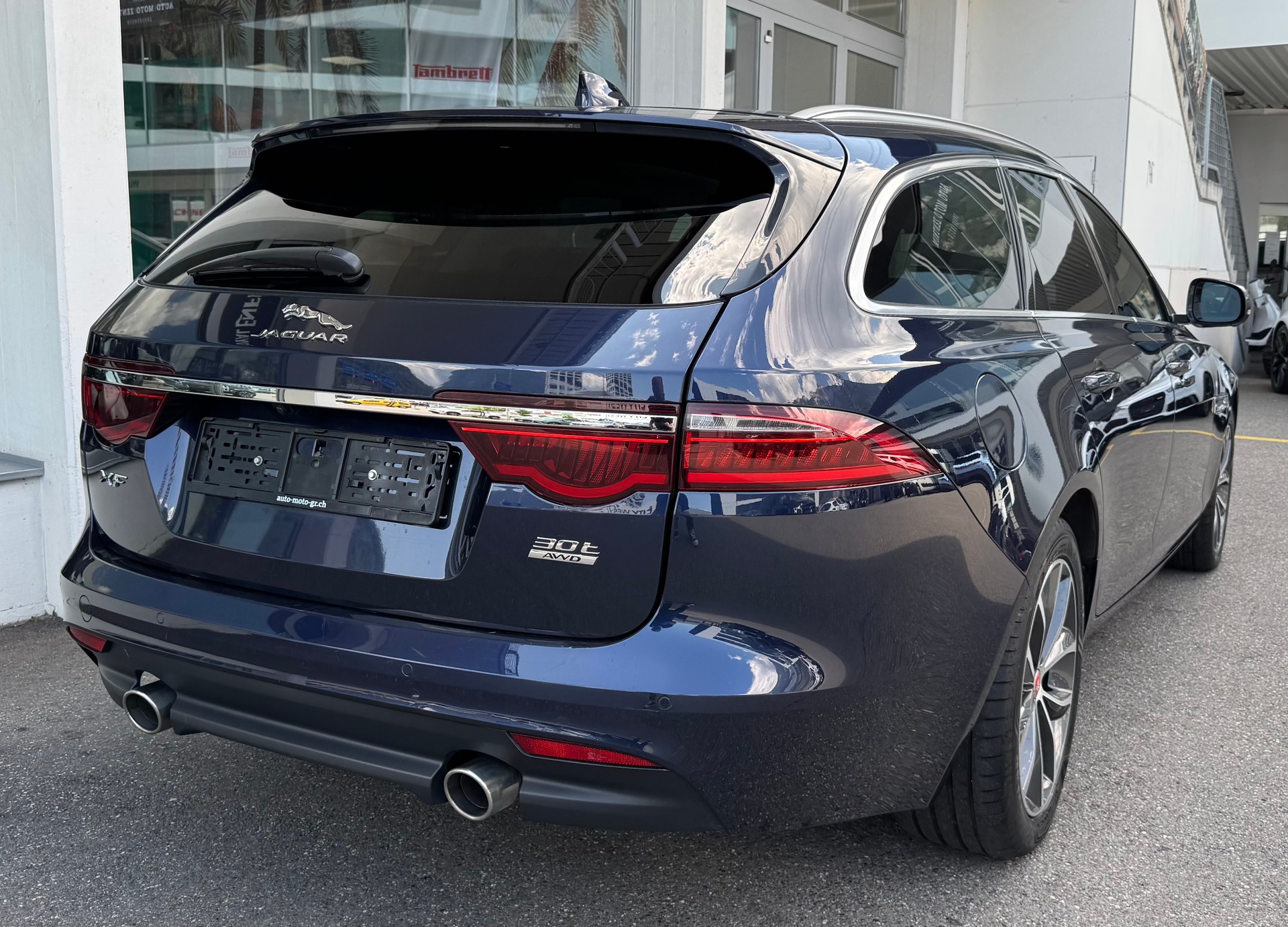 JAGUAR XF Sportbrake 30t Portfolio AWD-image-4
