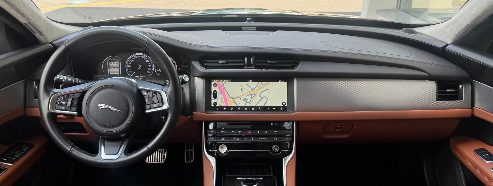 JAGUAR XF Sportbrake 30t Portfolio AWD-image-12