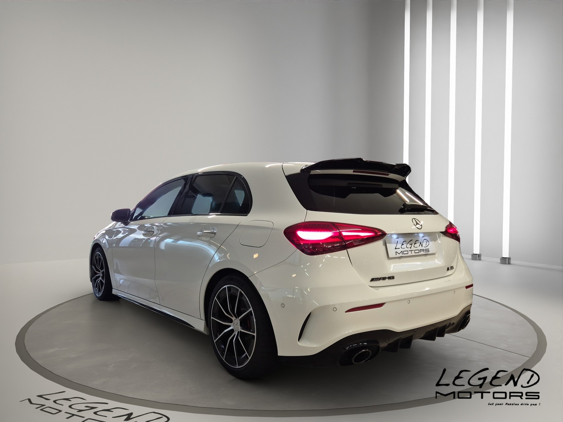 MERCEDES-BENZ A AMG 35 4Matic 8G-DCT -CH- LEASING à partir de CHF 450.-/mois-showroom-element-3