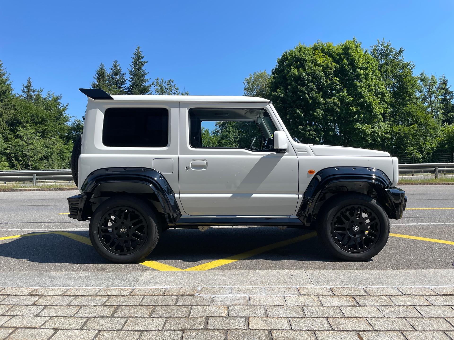 SUZUKI Jimny 1.5 MAN 4x4 AMG Style Umbau-showroom-element-3
