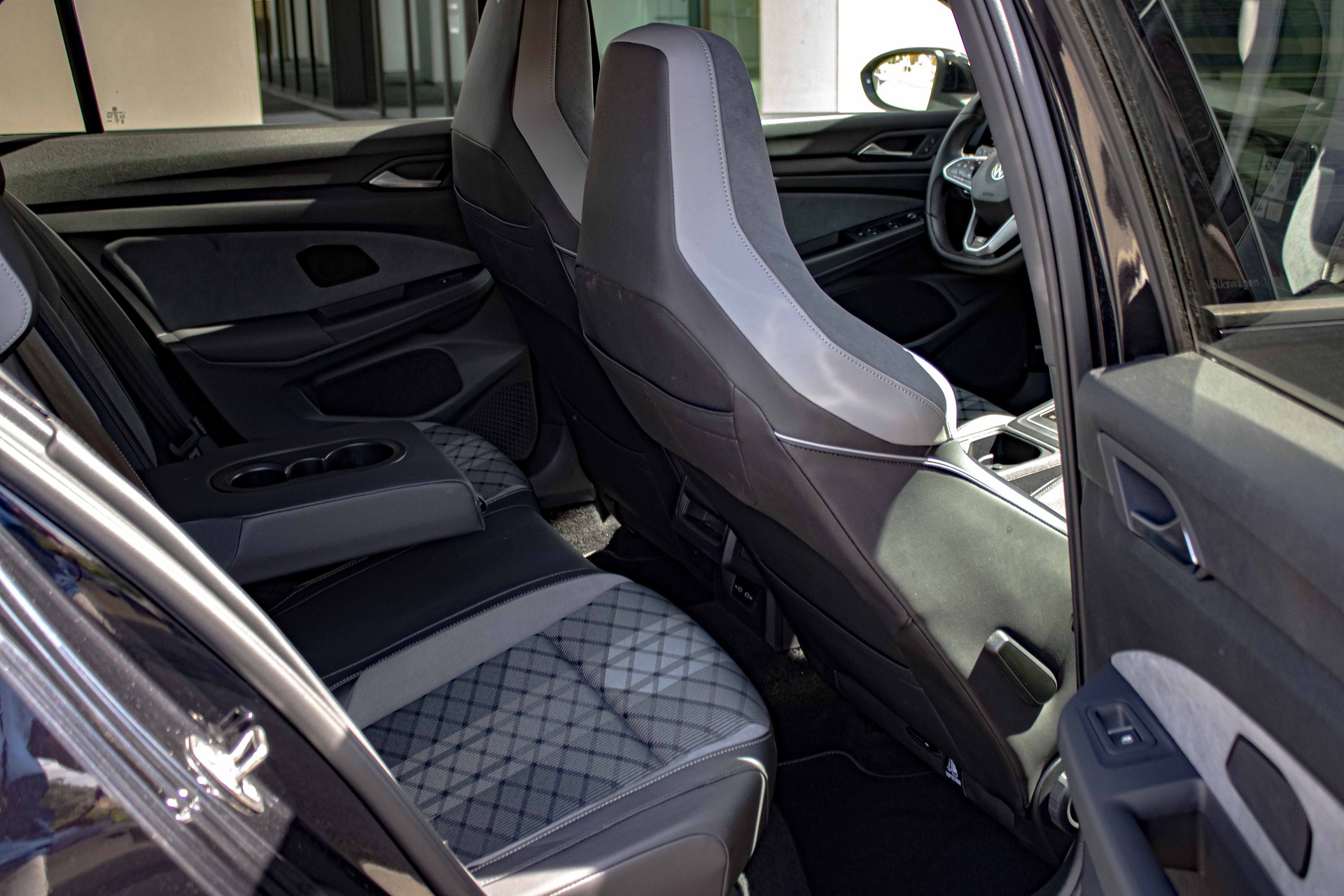VW Golf 1.5 eTSI mHEV ACT R-Line DSG-image-11