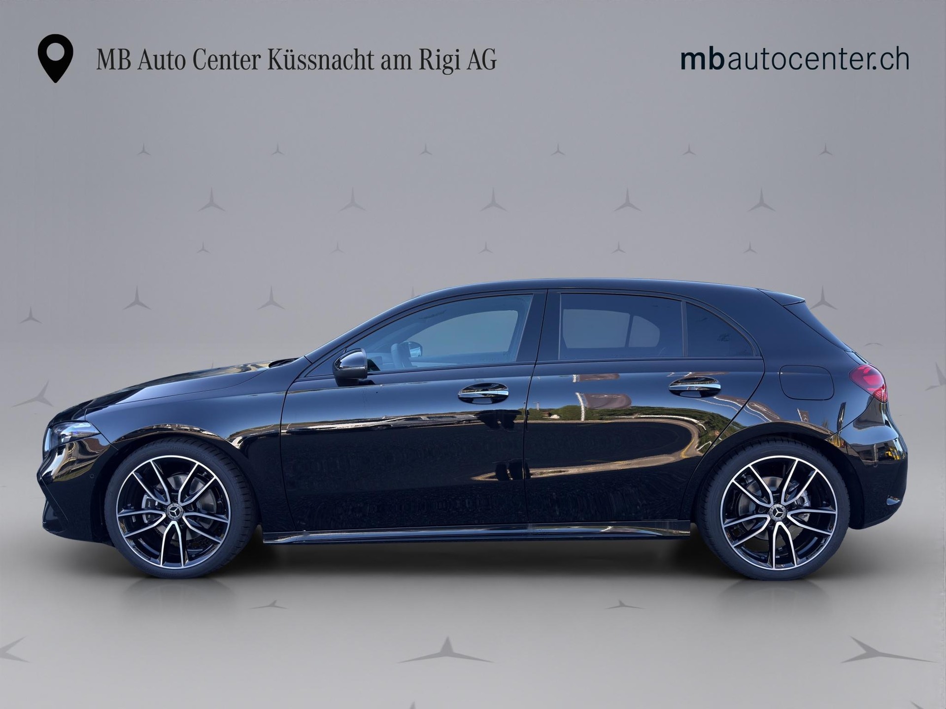 MERCEDES-BENZ A 200 AMG Line-showroom-element-2