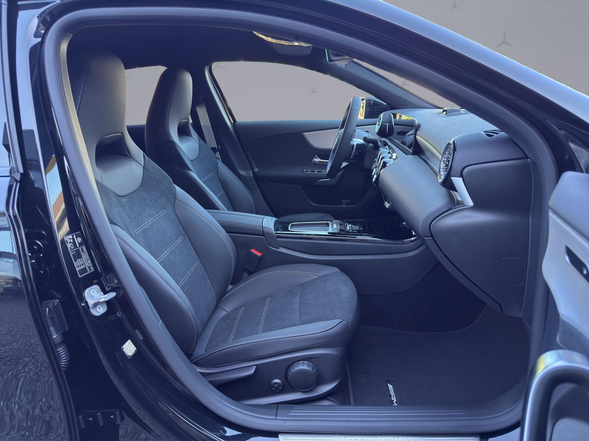 MERCEDES-BENZ A 200 AMG Line-image-15