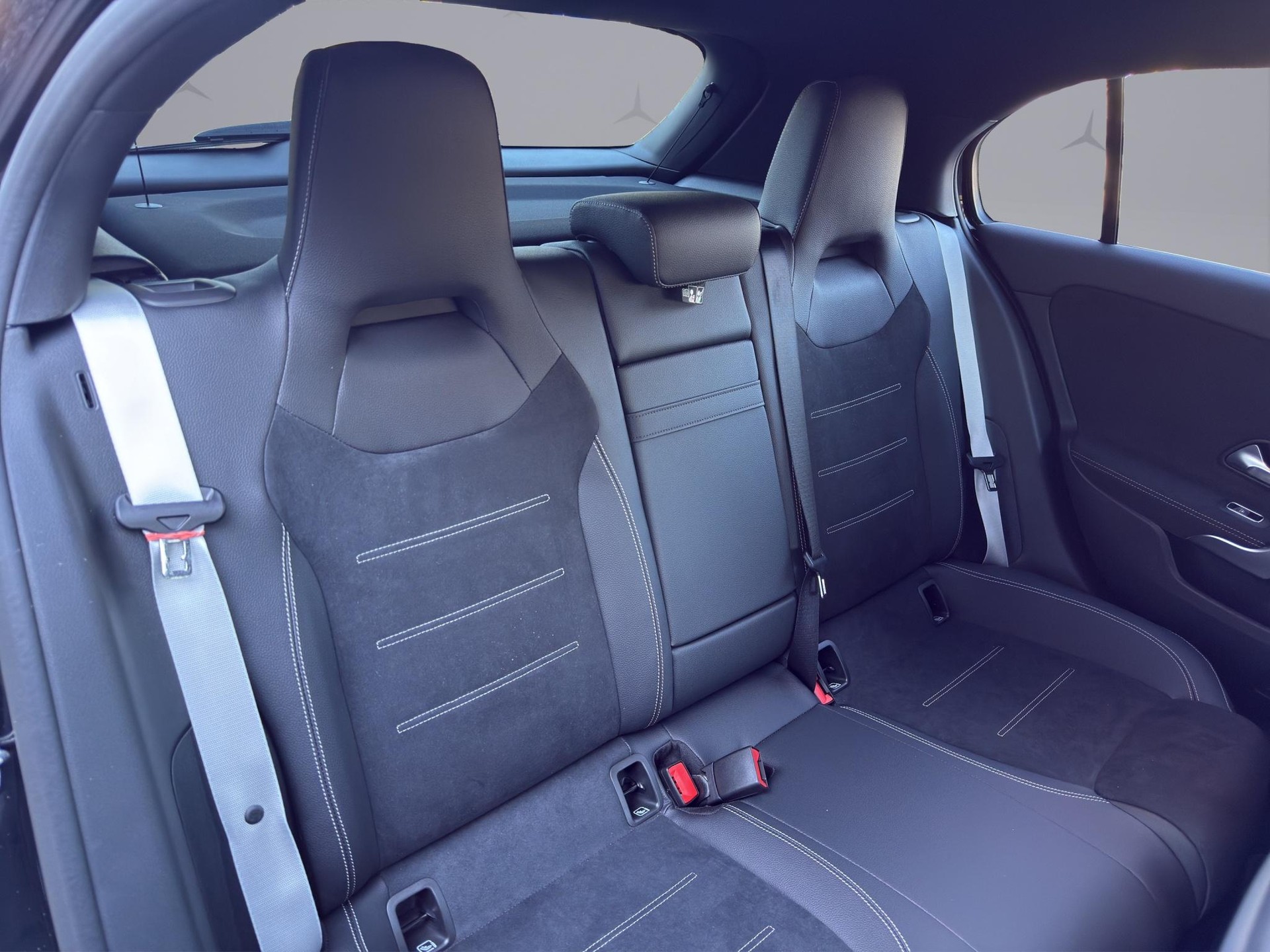 MERCEDES-BENZ A 200 AMG Line-image-16