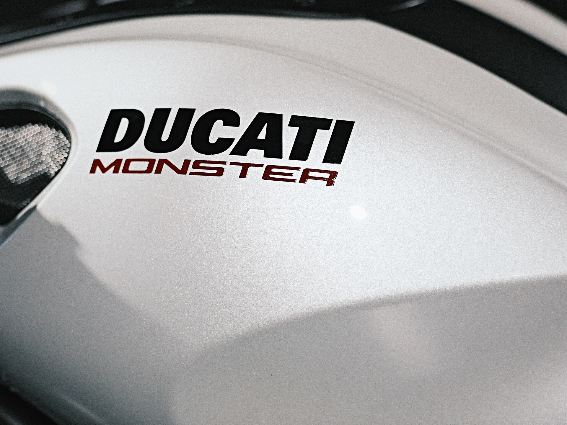 DUCATI Monster 696M plus-image-11